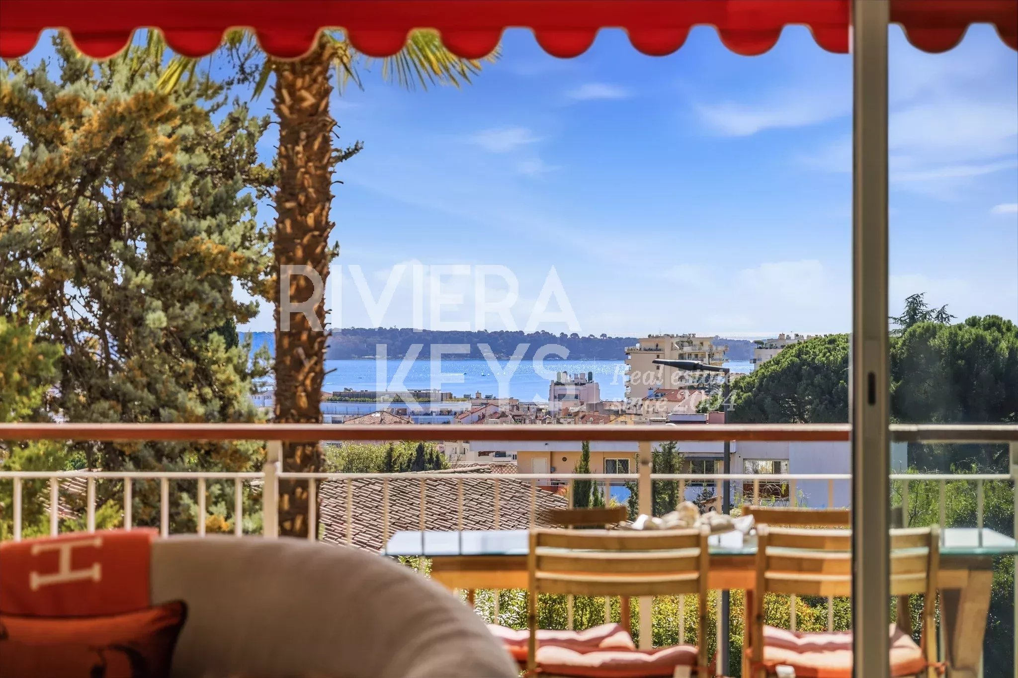 CANNES – Petit Juas: 3-rumslägenhet med havsutsikt och pool