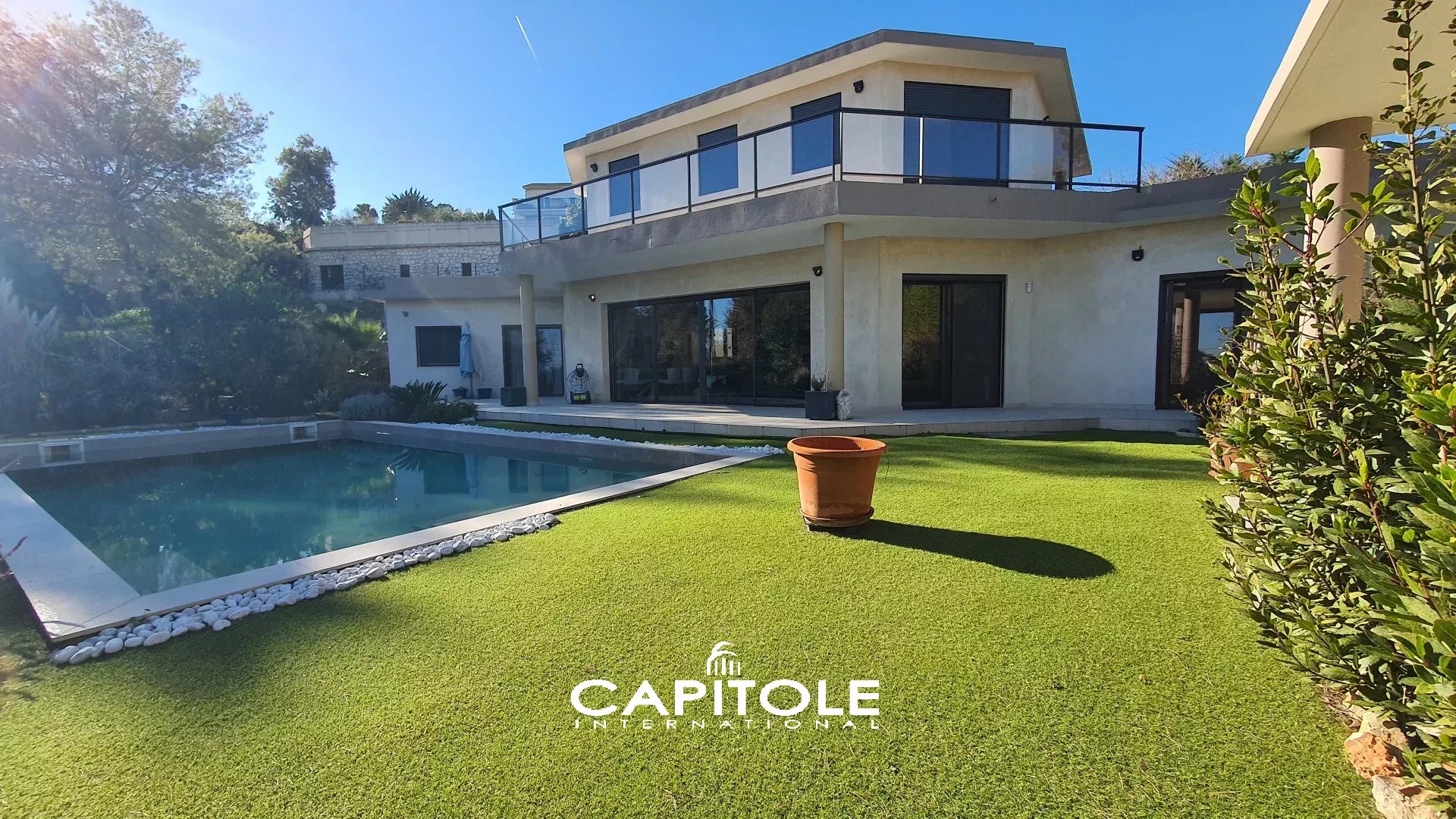 Antibes, Vue mer : Superbe propriété contemporaine avec appartement et studio indépendants, édifiée sur un terrain de 1940 m² avec une piscine et son pool house. Grand garage de 92 m².