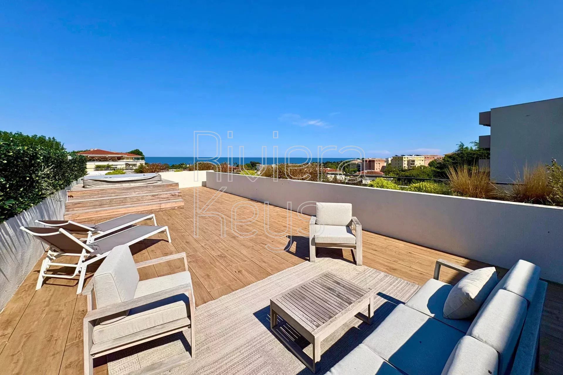 ANTIBES: Leveringsklar 4-roms toppleilighet med store terrasser og havutsikt