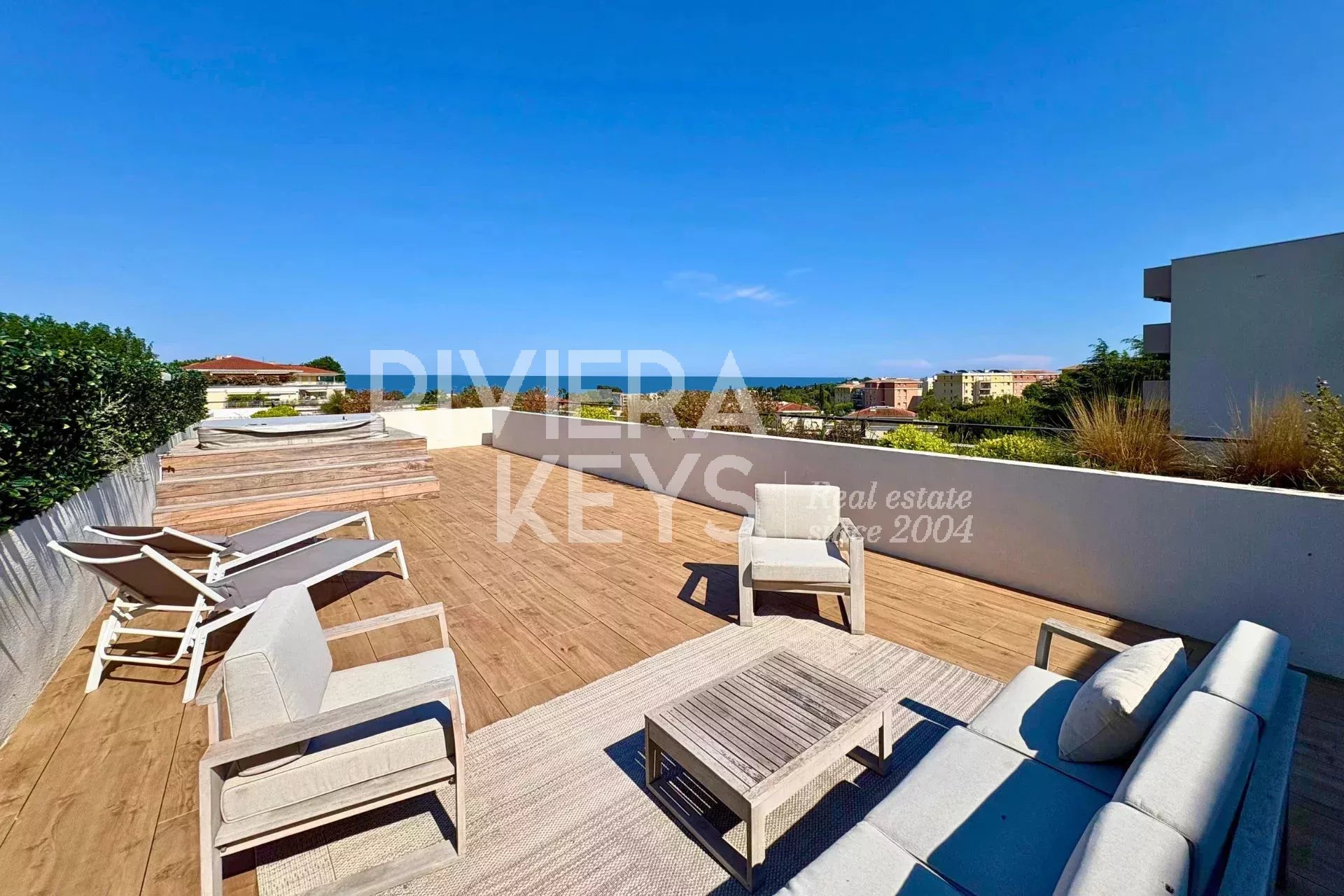 ANTIBES: Leveringsklar 4-roms toppleilighet med store terrasser og havutsikt