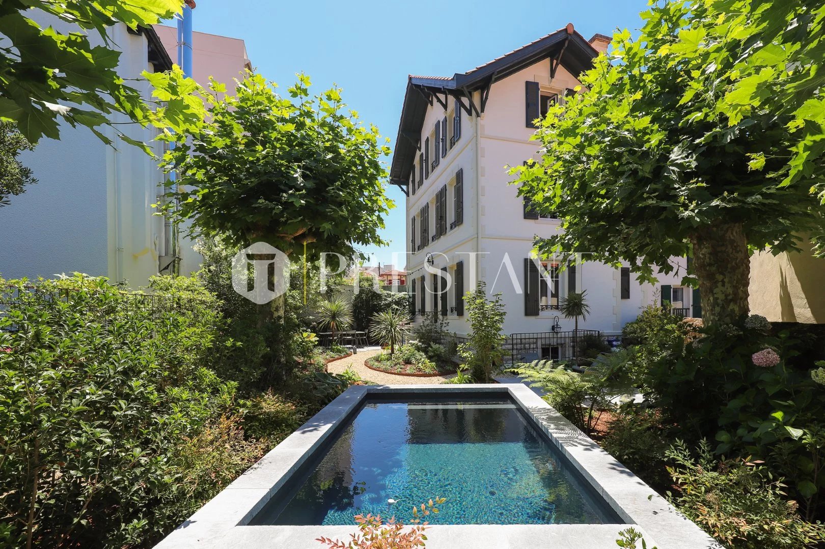 Maison de charme en centre ville, plages à pied, avec parking et piscine