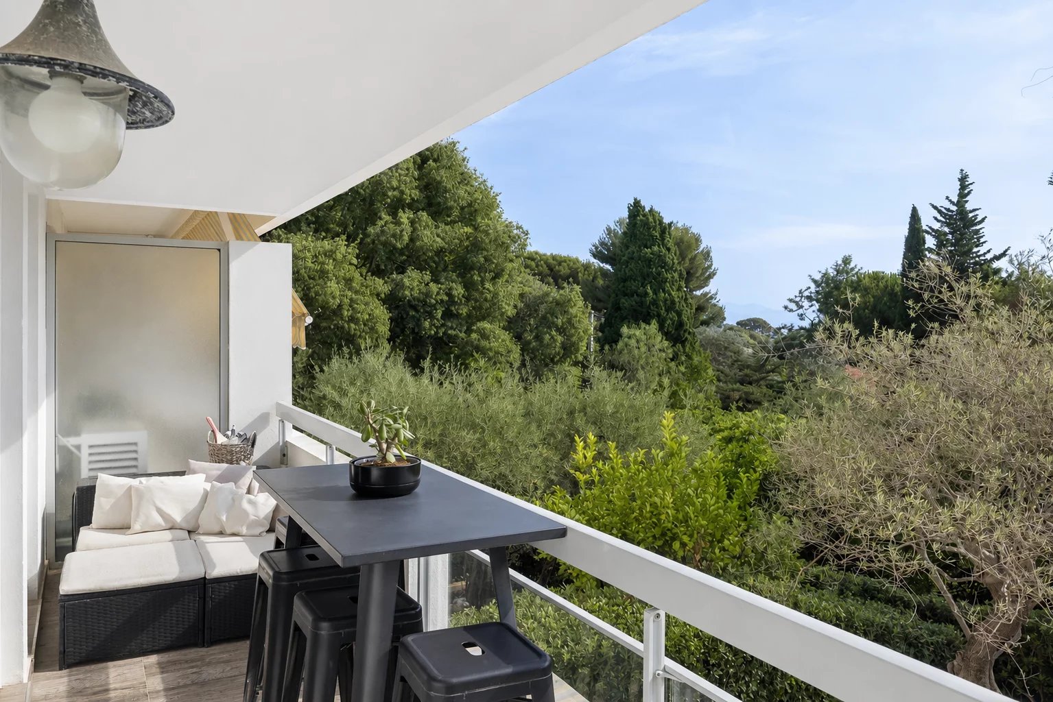 Elegant 2-Bedroom Apartment on an Upper Floor in the Heart of Cap d’Antibes