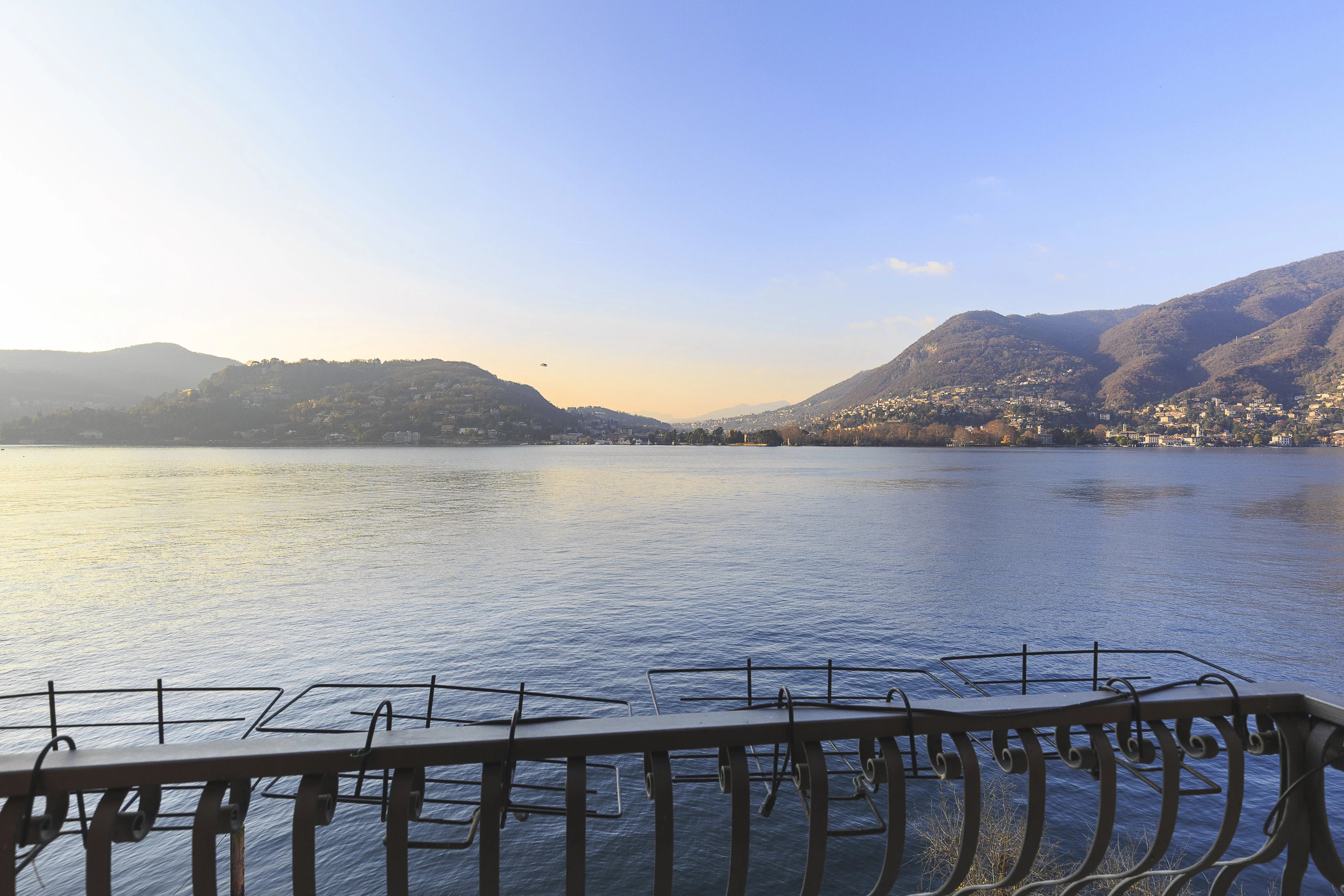 Portion of Villa, pied à l'eau, for sale in Como, on the Lake. - picture 21 title=