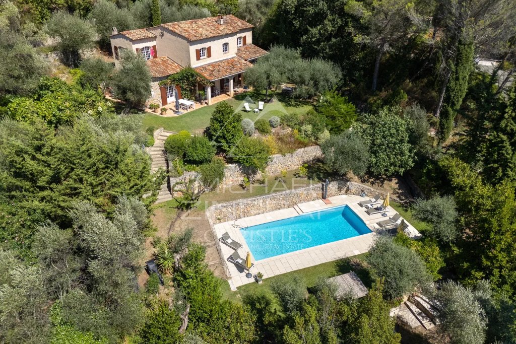 Villa for sale in Speracedes — Charming villa with an open view and four suites
