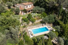 Charming villa with an open view and four suites — photo 1 of 3