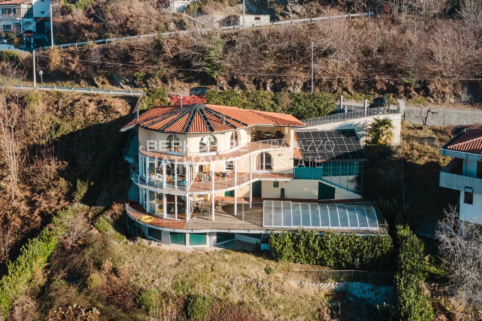 Villa moderna di lusso con vista panoramica sul Lago Maggiore e sulle Alpi