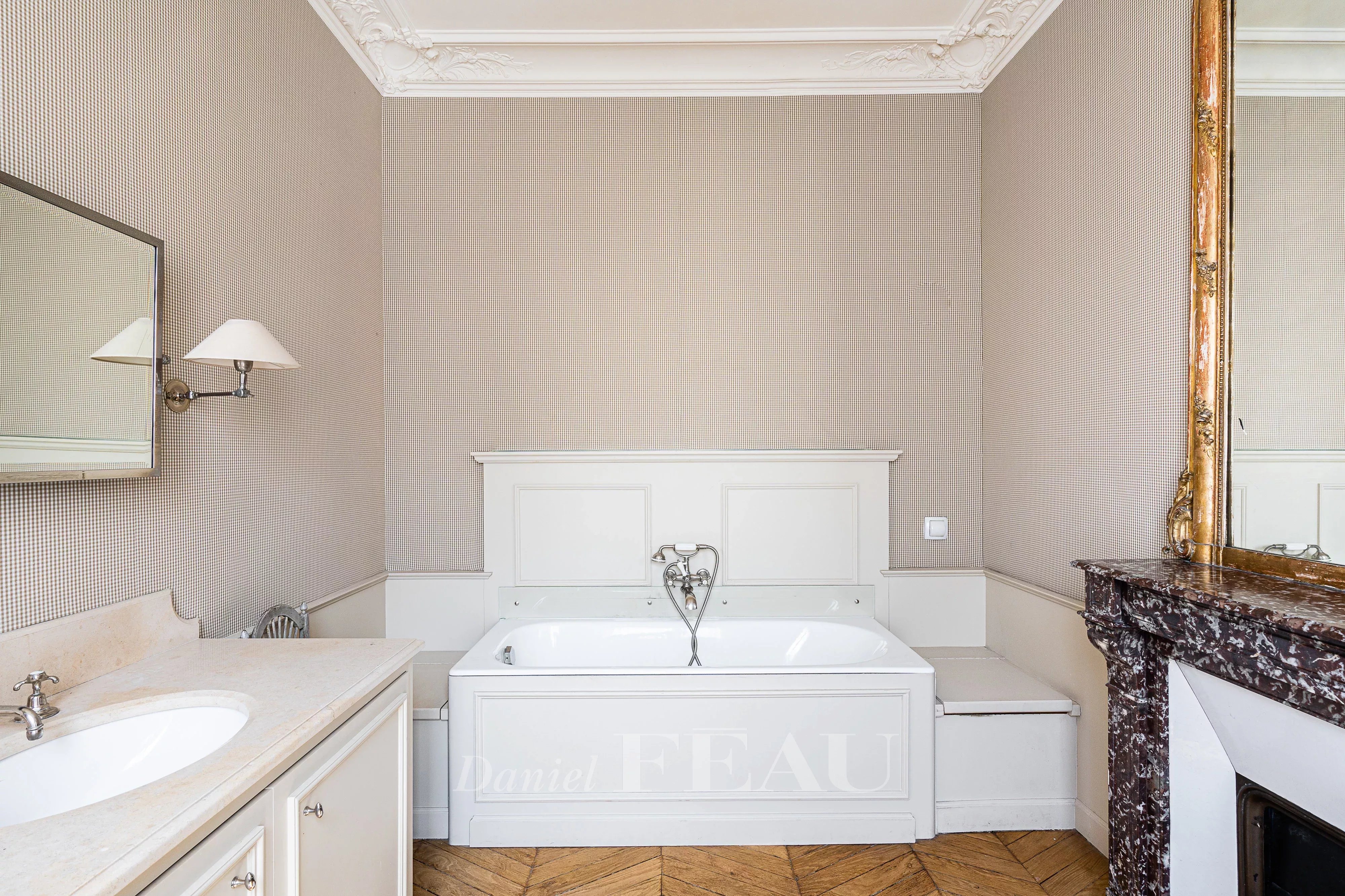 salle de bains avec toilettes