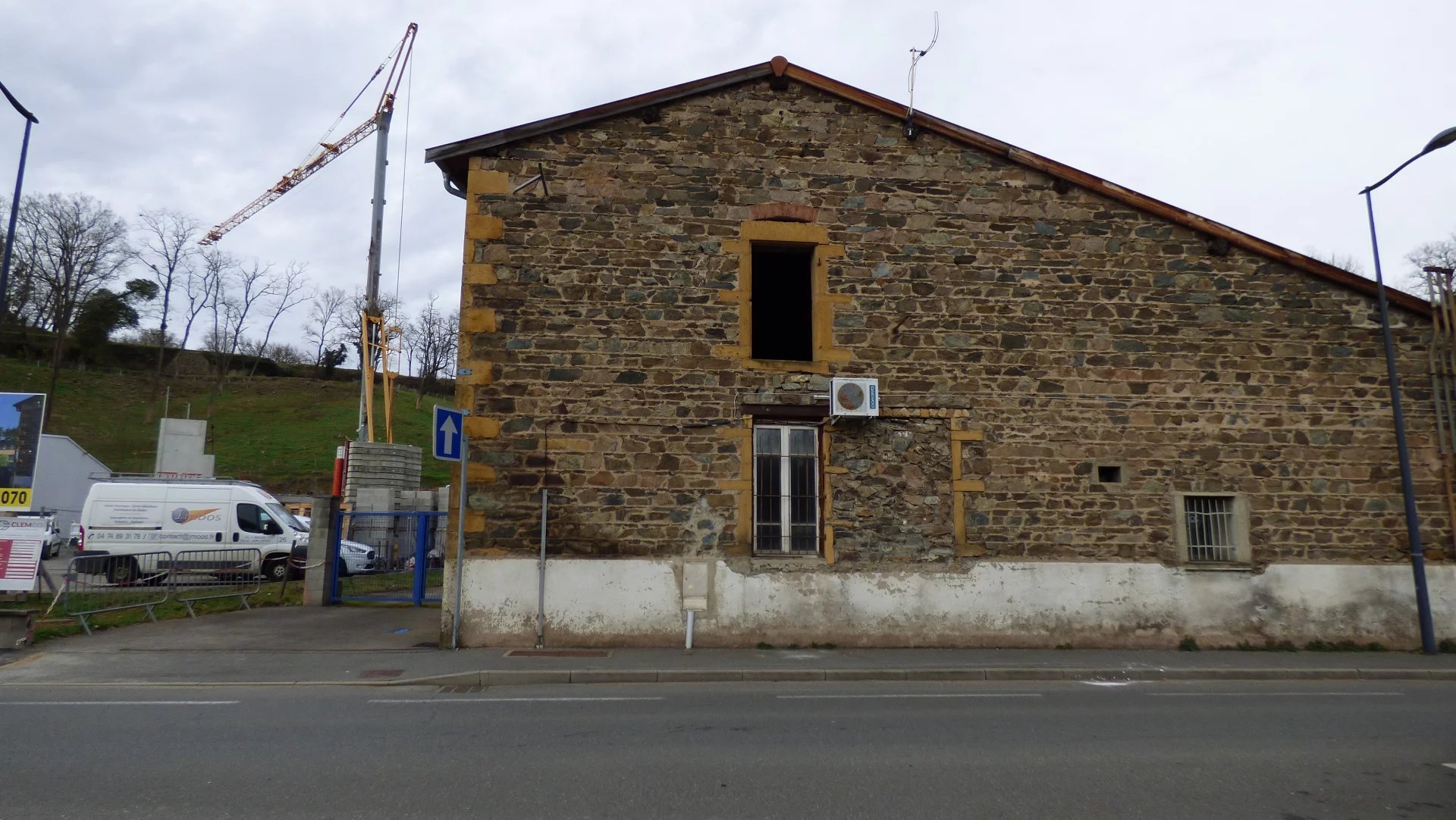 Bâtiment à aménager d’environ 820 m² + une cour de 823 m²