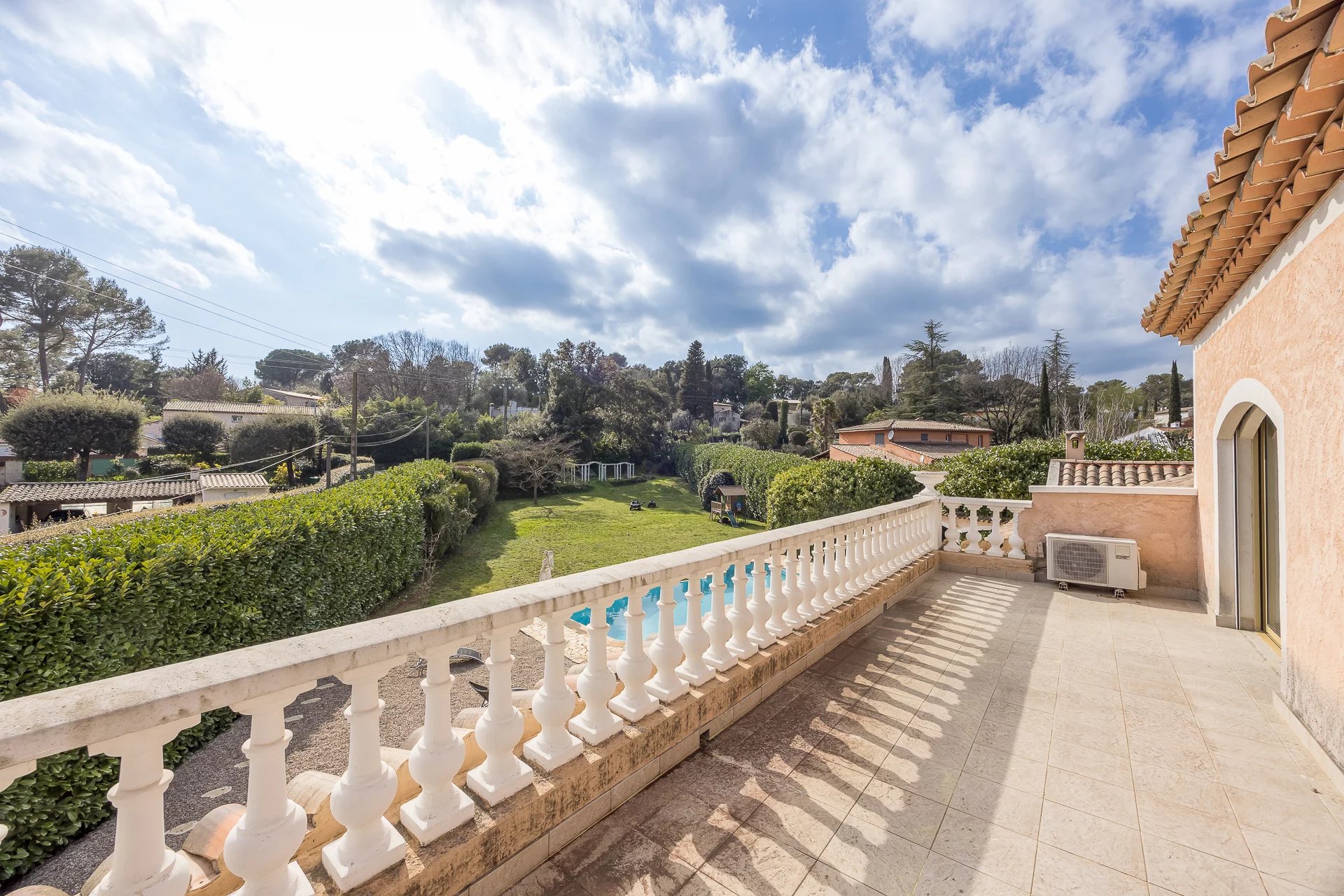 Roquefort-les-Pins – Charming Villa with Pool in a Peaceful Residential Setting