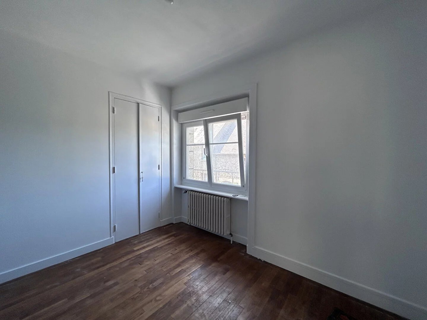 A LOUER - DOL DE BRETAGNE - MAISON - T4 - 82 m² - TROIS CHAMBRES - COUR COMMUNE - GARAGE