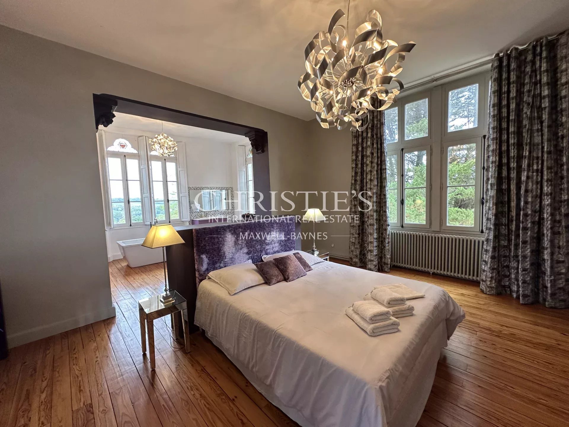 8 Bedroom Vineyard's Image 5