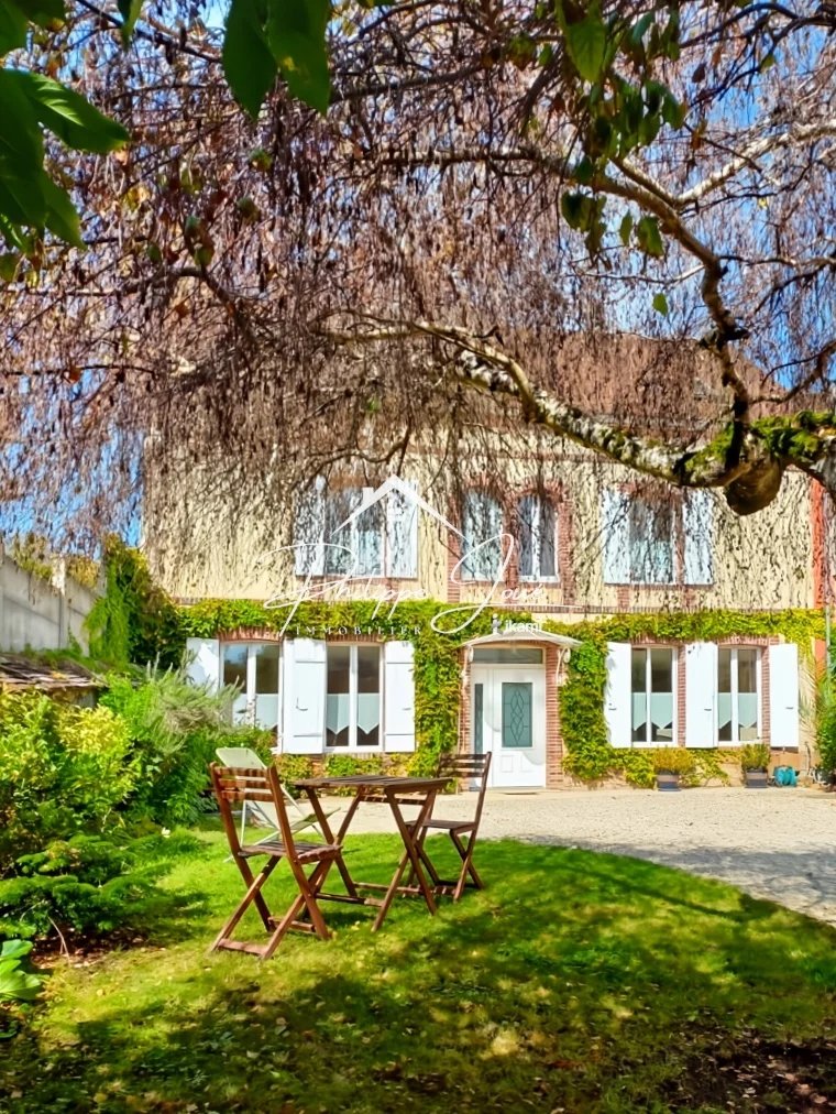 Maison 8 pièces de 250 m2 à St Julien du Sault