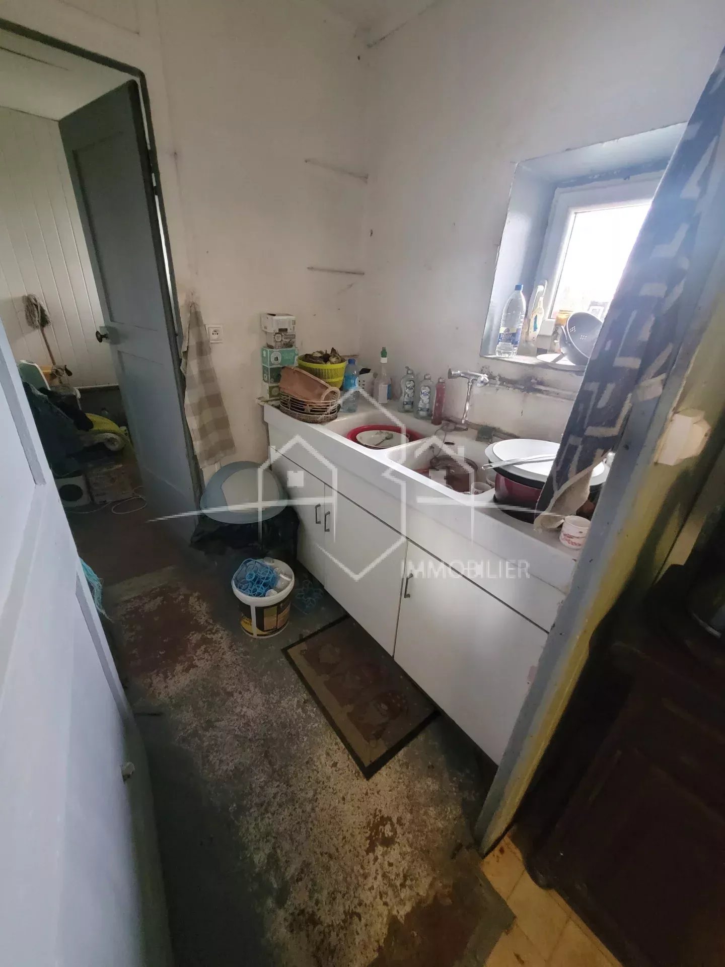 ANNEYRON, maison 2 pièces à rénover avec dépendances