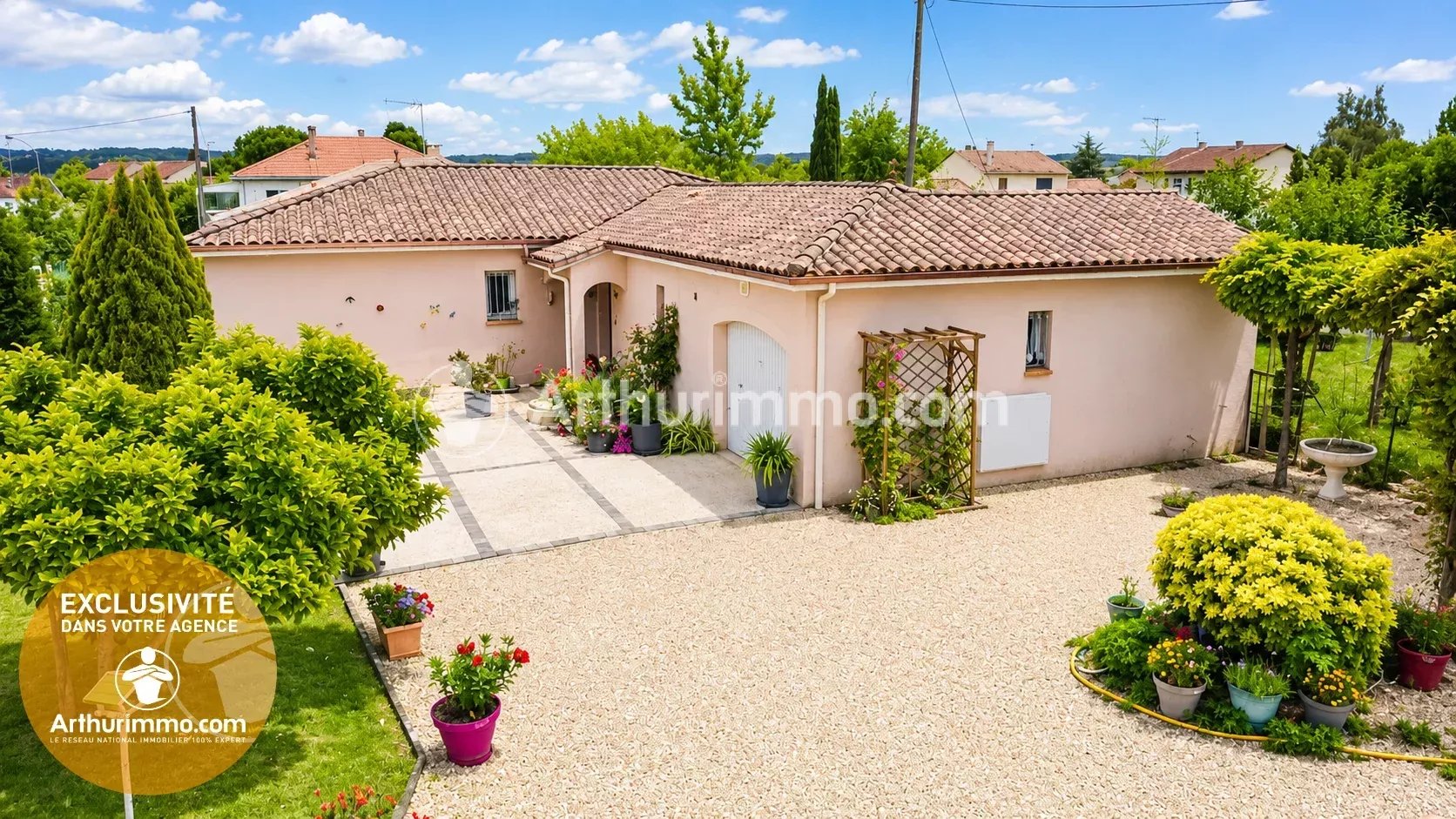 Maison de plain-pied – 2 chambres, terrain 700 m², garage, véranda