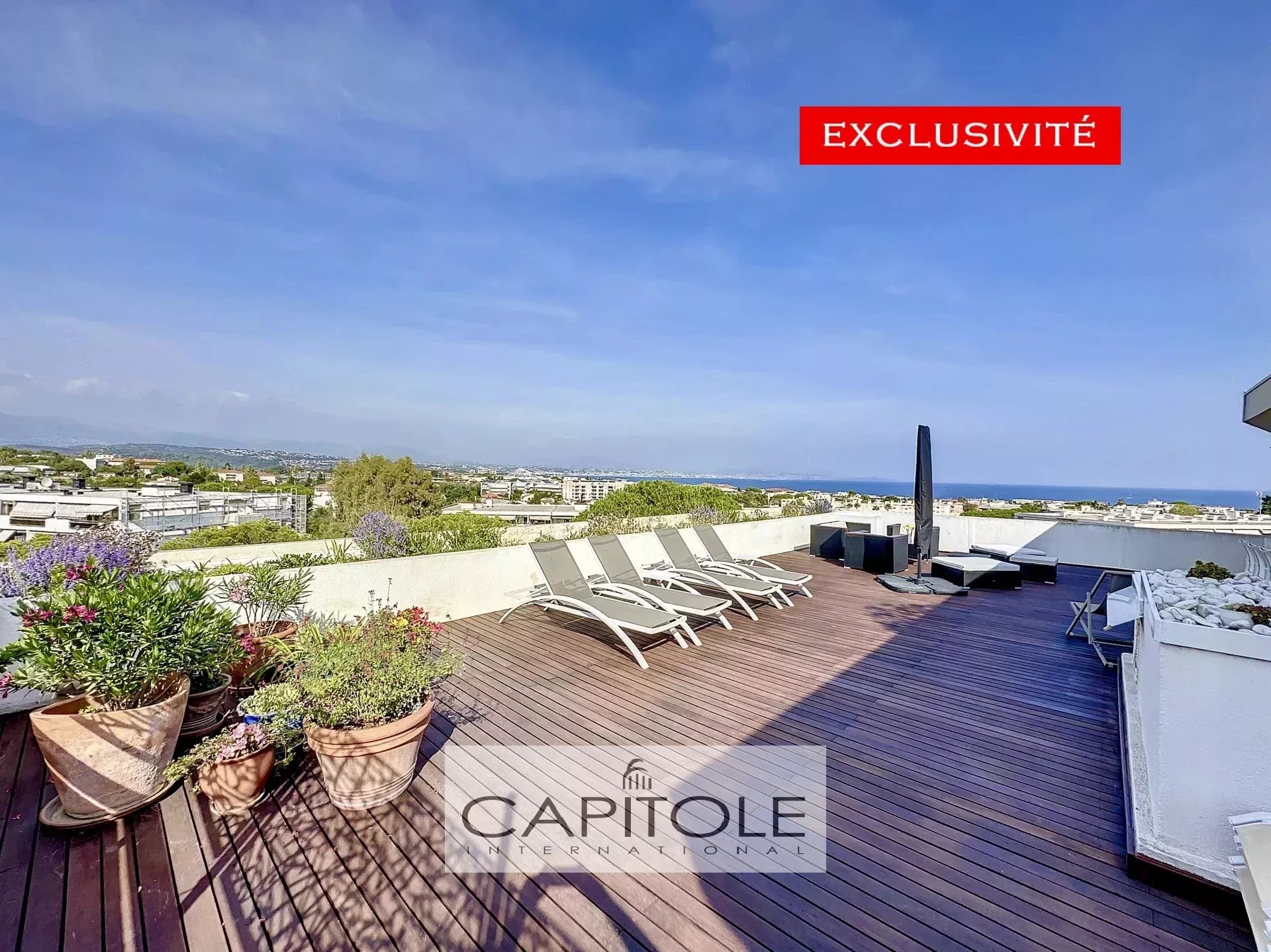 Antibes proche centre - Exceptionnelle vue mer, montagne et Fort Carré pour cette Villa sur le toit 5 pièces de 120 m² ouvrant sur une terrasse d'angle de 180 m², piscine, tennis et parc arboré.