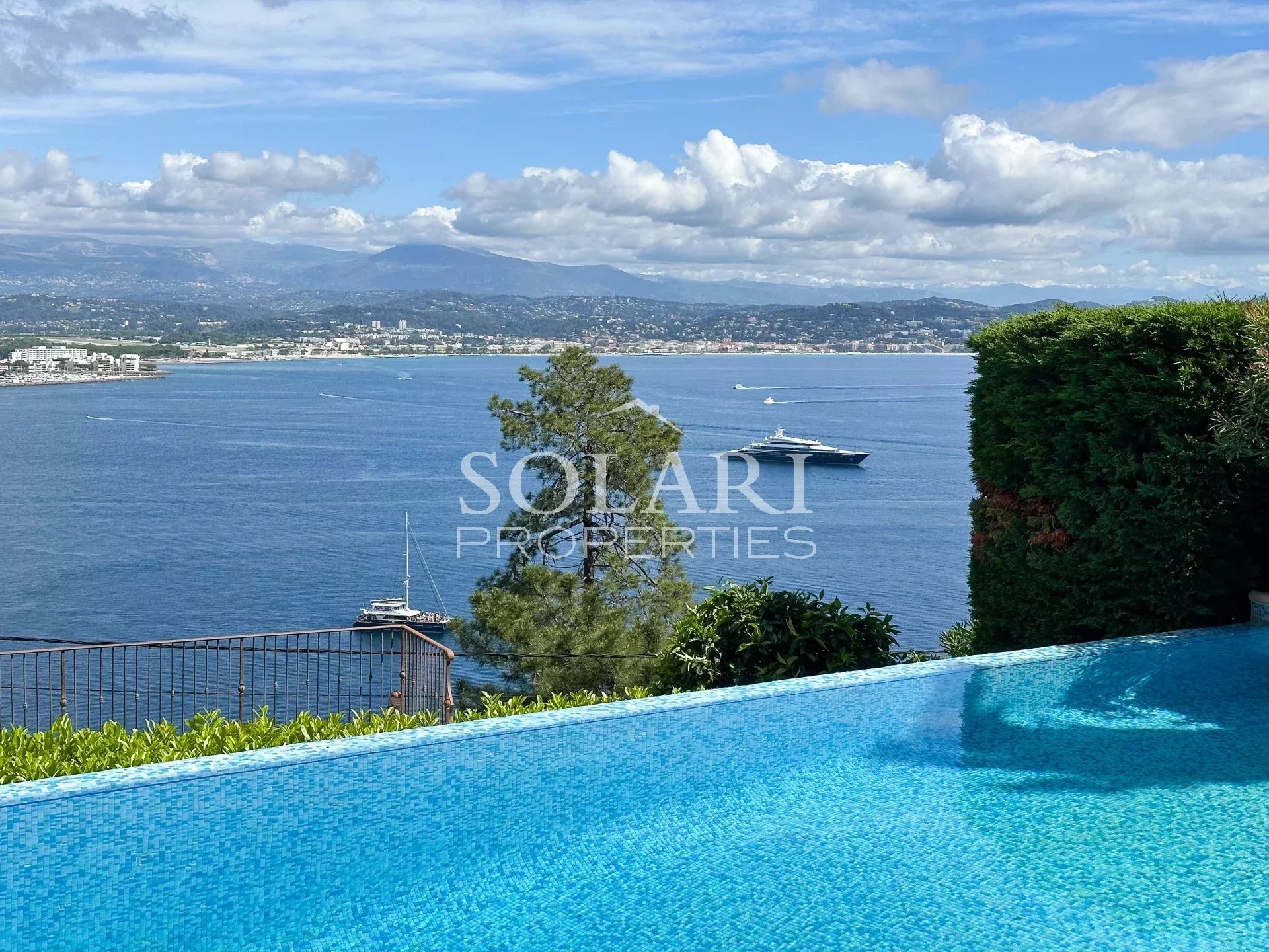 Villa with swimmingpool in Cannes Bay