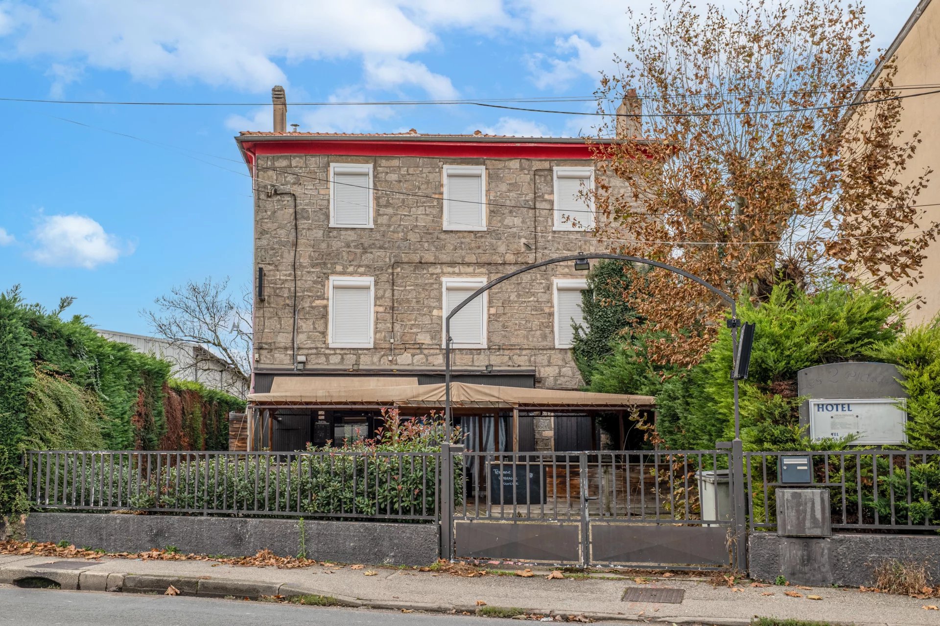 Hôtel/Bar/restaurant emplacement numéro 1