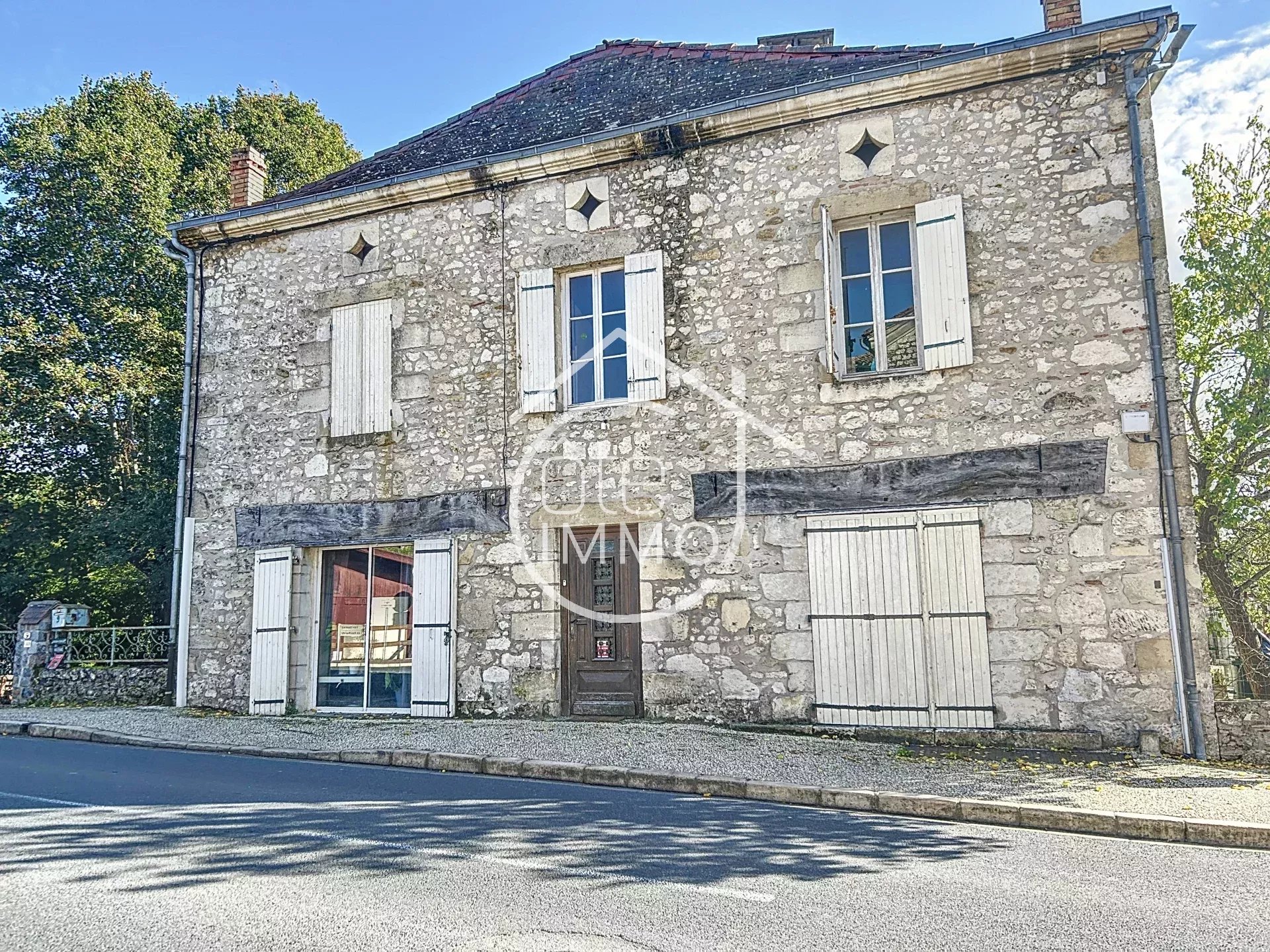 Les Lèves-et-Thoumeyragues : Maison de 220m², 4 chambres, un gîte, 2 appartements