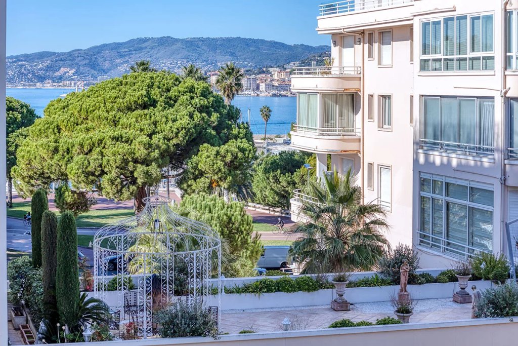 Apartment for sale in Cannes — Cannes Palm Beach – One-bedroom apartment with terrace