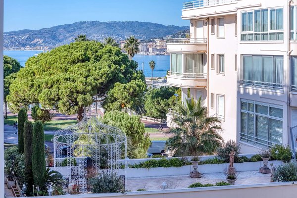 Cannes Palm Beach – One-bedroom apartment with terrace — photo 1