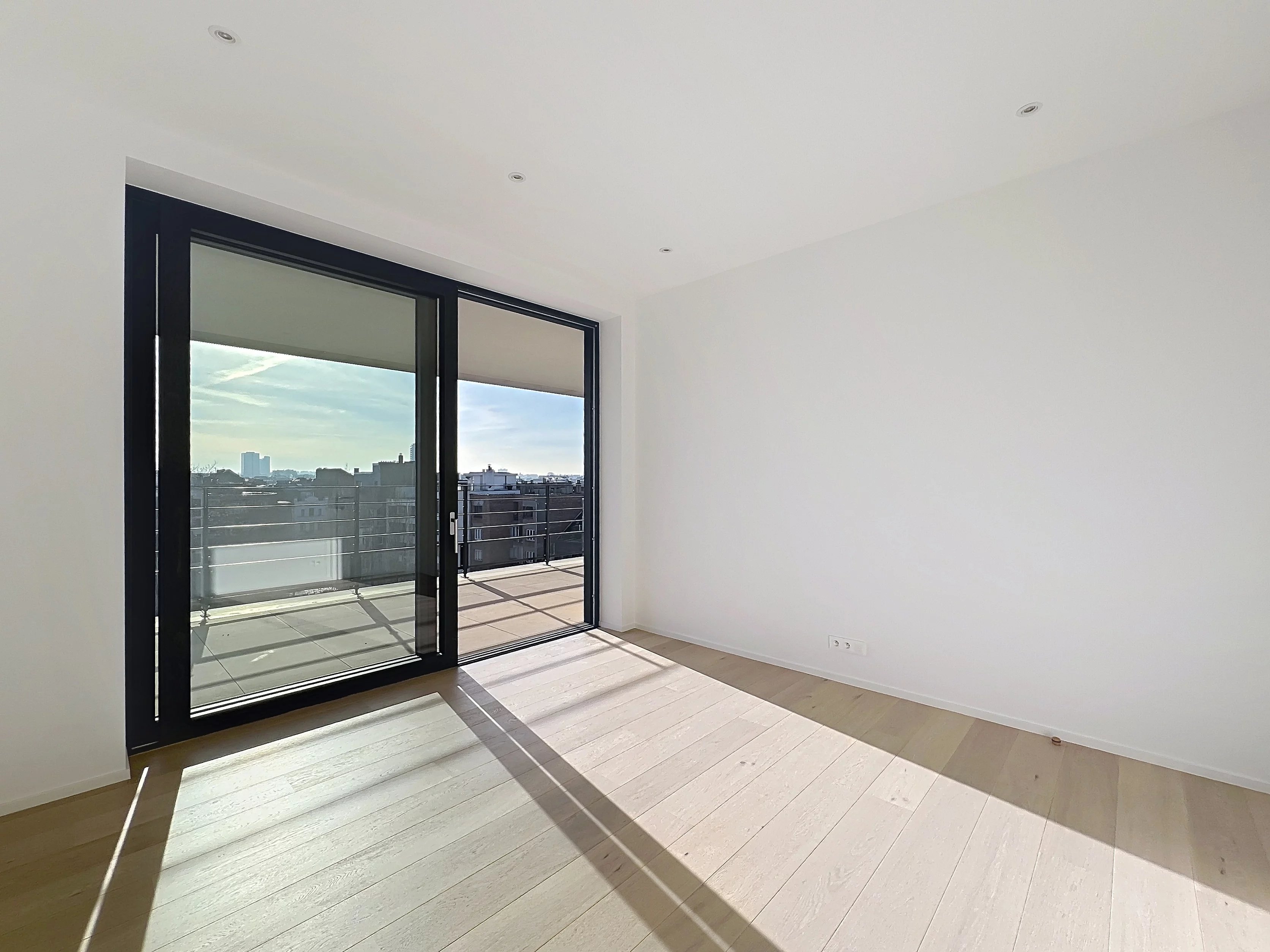 Ixelles - Very nice bright 4 bedroom terrace apartment