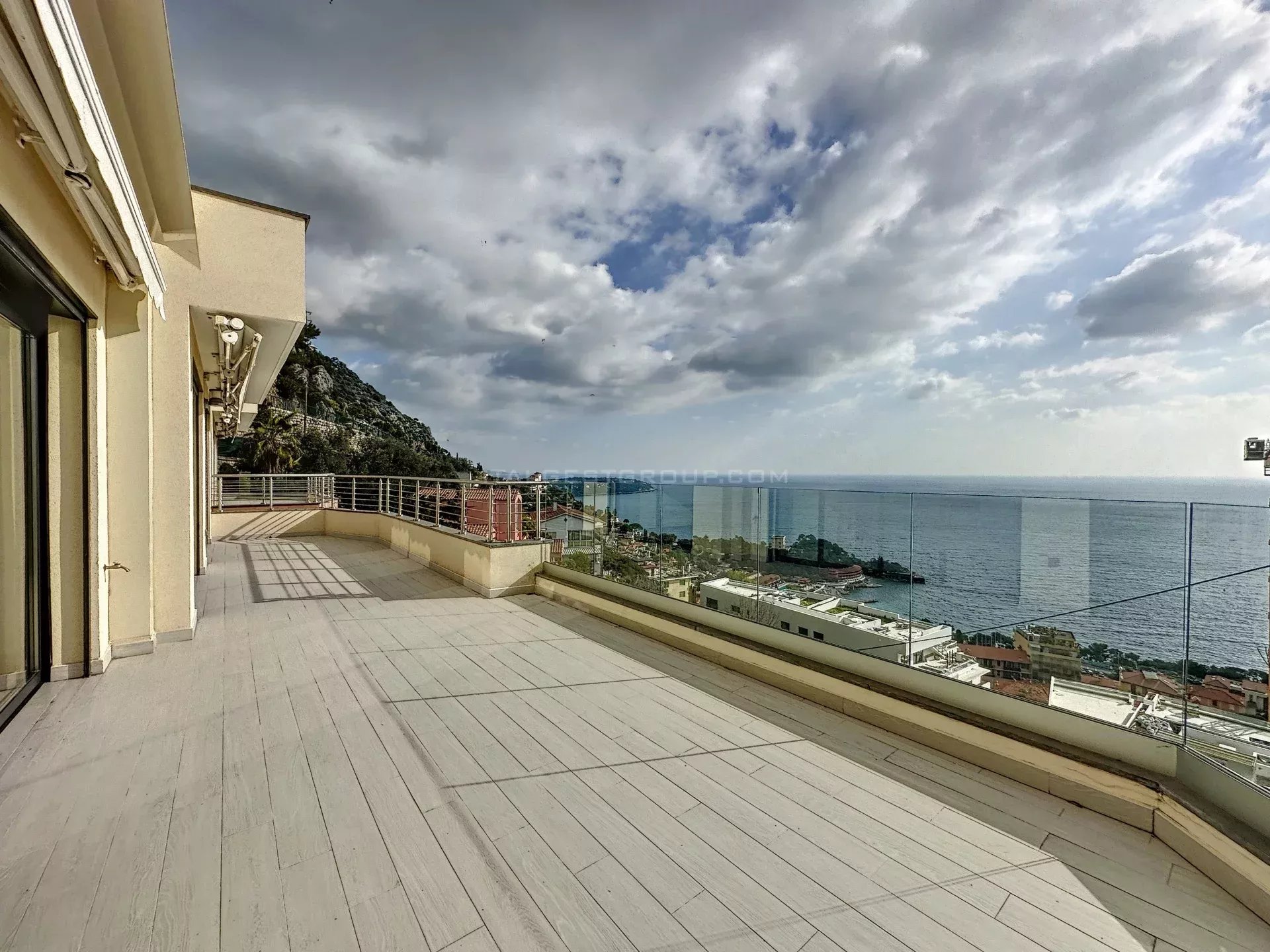 LUXURIOUS NEW APARTMENT DIRECTLY ON THE MONACO BORDER