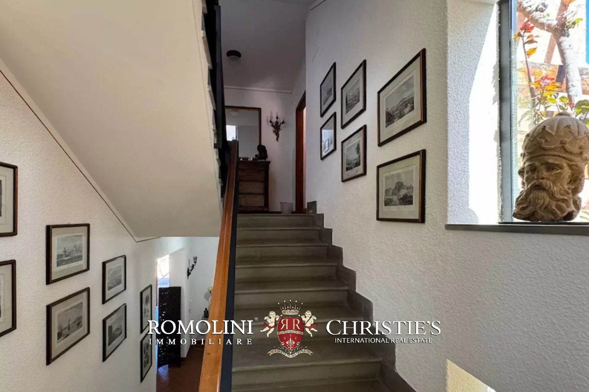 6 Bedroom Villa/Townhouse's Image 15