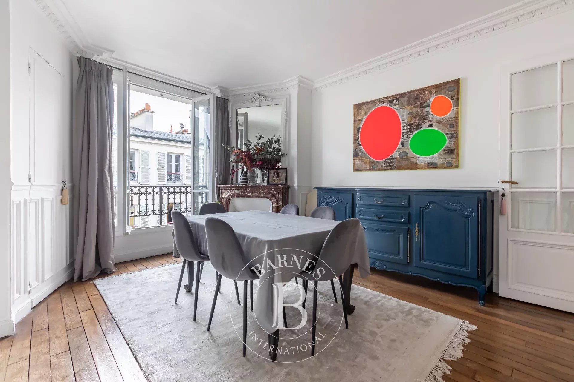PARIS 17 - ETOILE - 2 BEDROOMS - UPPER FLOOR