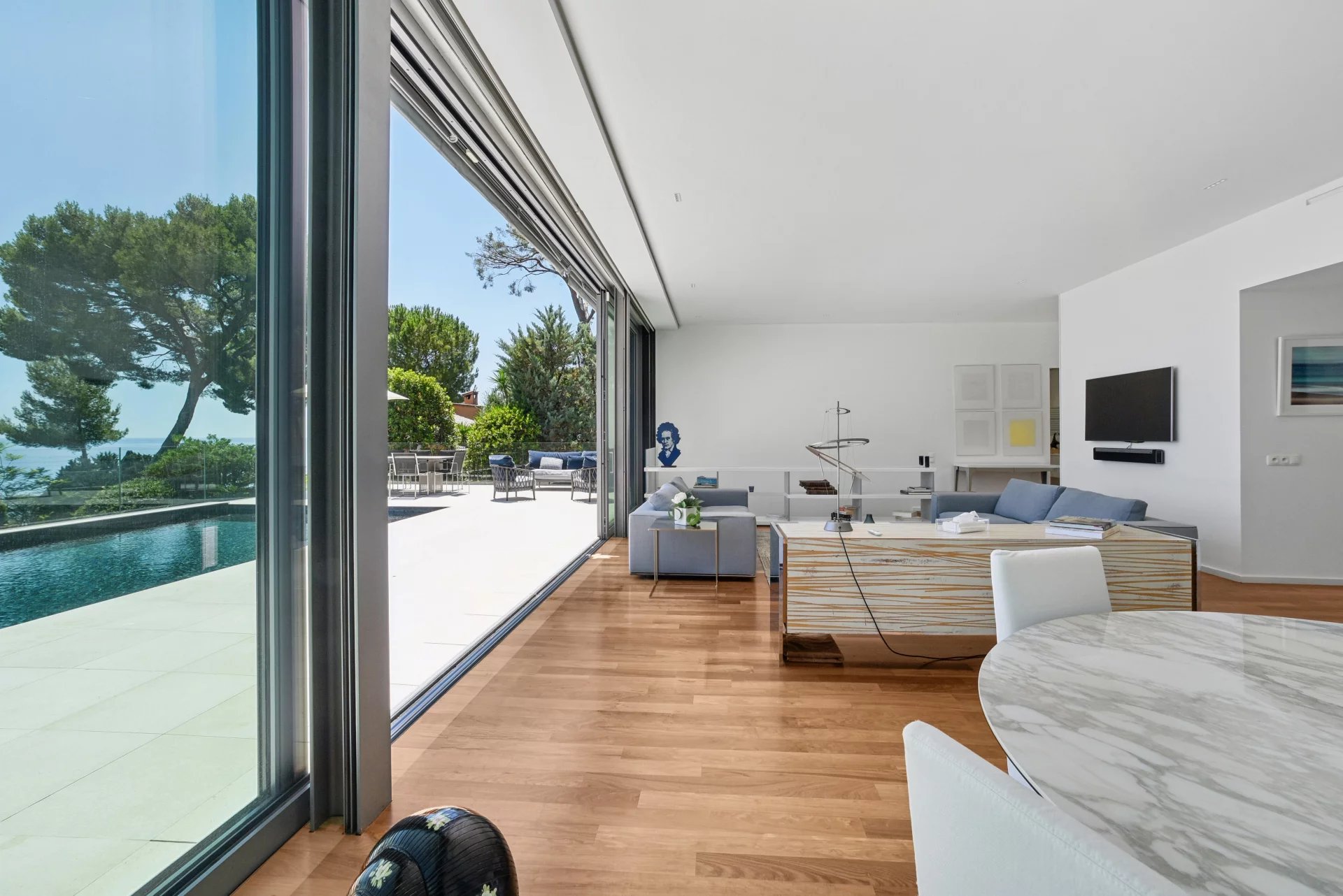 Villa contemporaine d'exception à Èze Bord de Mer – Un véritable écrin entre mer et montagne