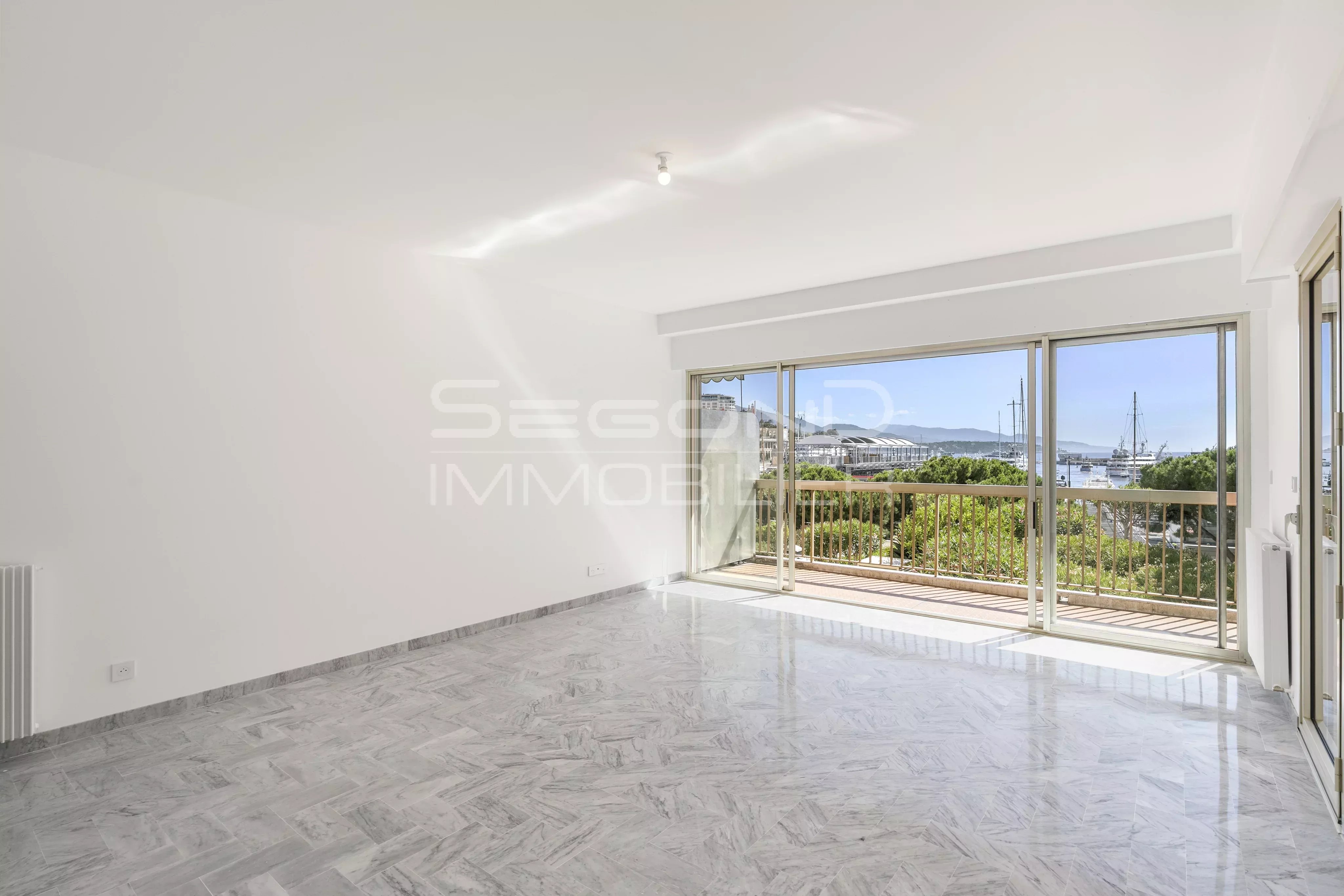 Exclusive leasing of a 3-room apartment Monaco Port