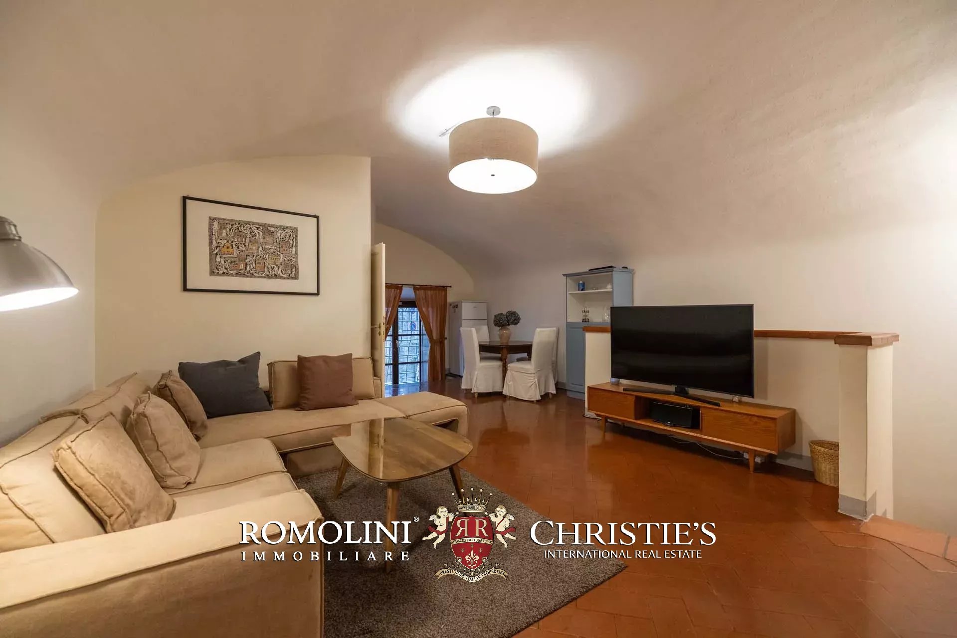 PRACHTVOLLER RESTAURIERTER PALAZZO MIT BLICK AUF DAS HISTORISCHE ZENTRUM VON FLORENZ ZU VERKAUFEN