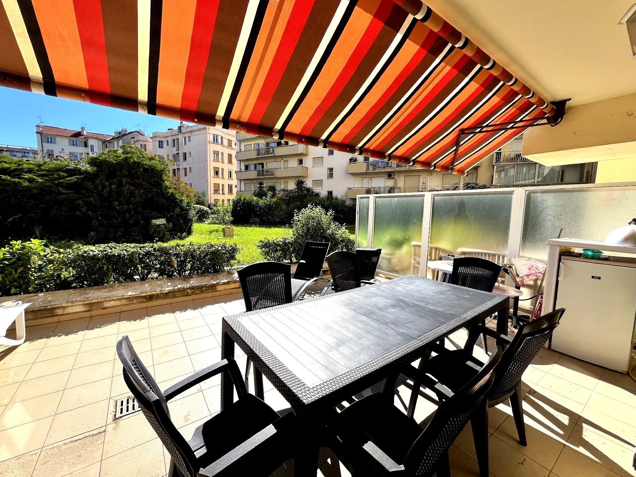 A VENDRE - JUAN LES PINS - FRONT DE MER - VUE MER - 3 PIECES - TERRASSE