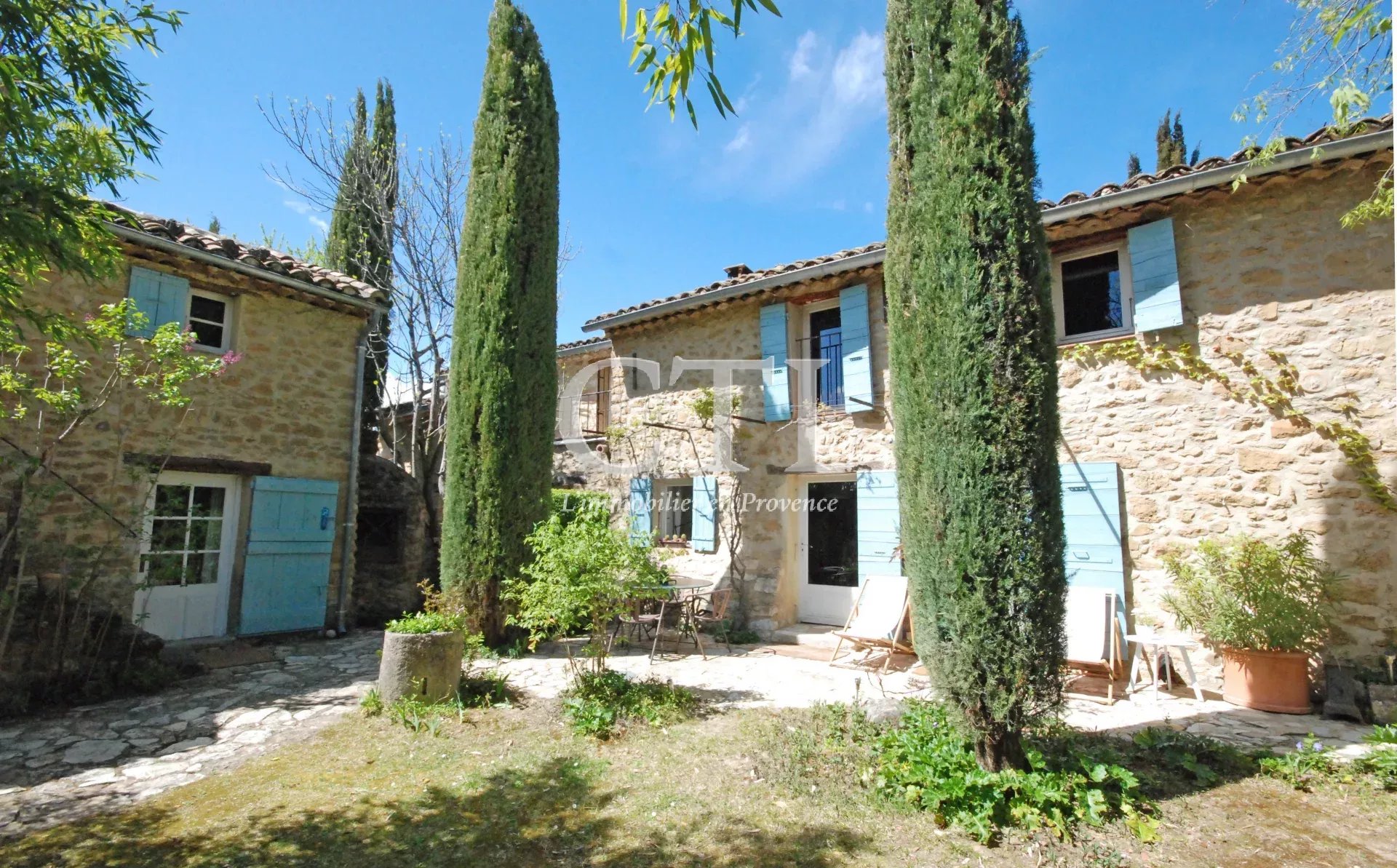 0 A VENDRE www.cti-provence.net PROPRIETE MAS PIERRE AUTHENTIQUE RESTAURE PARC BASTIDON POUR RECEVOIR PISCINE BASSIN FORAGE VAISON-LA-ROMAINE VUE SUR LE CHATEAU PROCHE COMMODITES