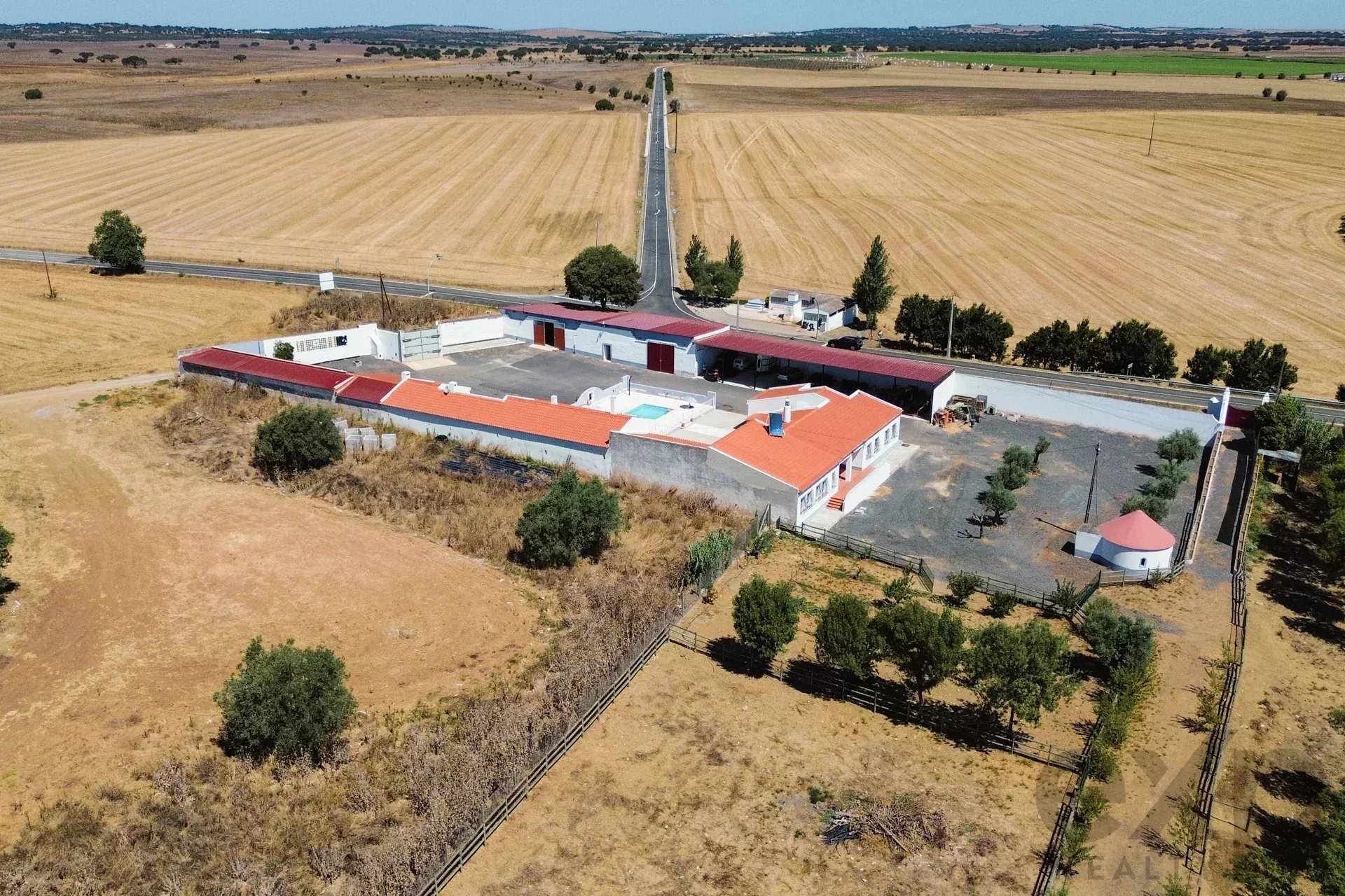 Luxury Equestrian Property + Guest House 85992157 image 4