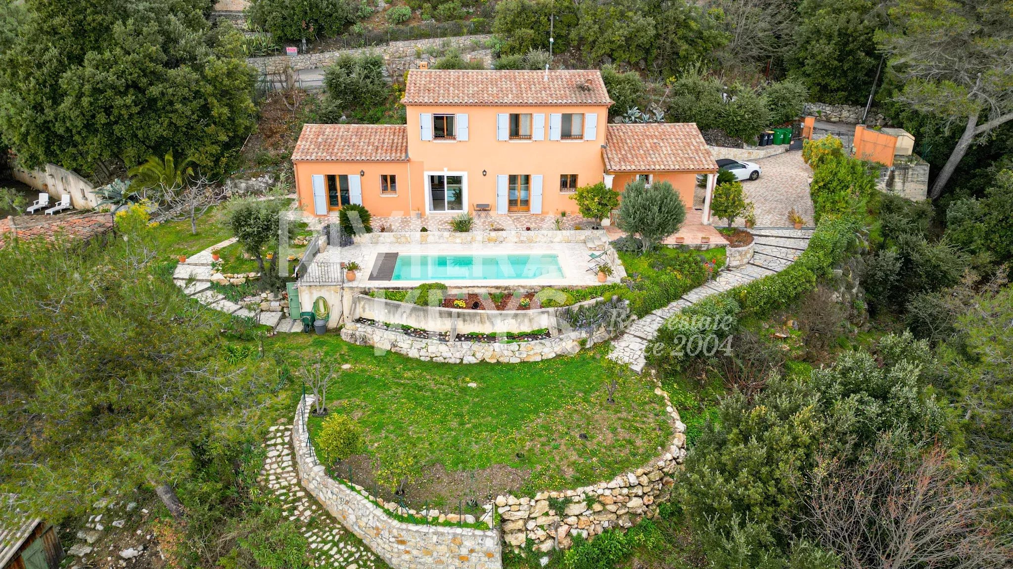TOURRETTES-SUR-LOUP : Villa 4 chambres avec piscine, vue panoramique dégagée et aperçu mer