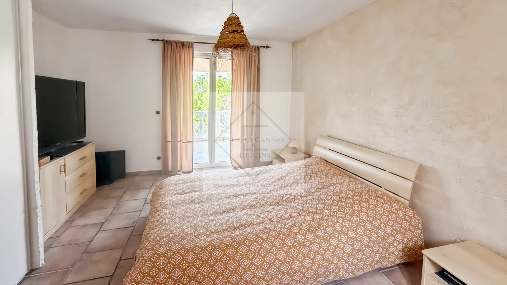 À VENDRE – VILLA DE CHARME VUE MER À ANTIBES, CALME ABSOLU — photo 11