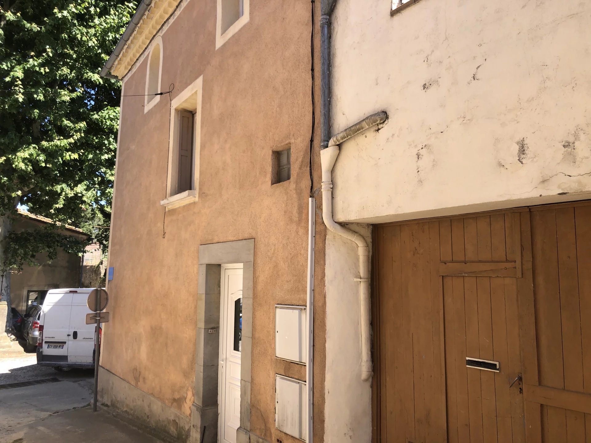 Montlegun, Carcassonne – Avis à tous les amateurs de rénovation ! Spacieuse maison familiale à rénover.