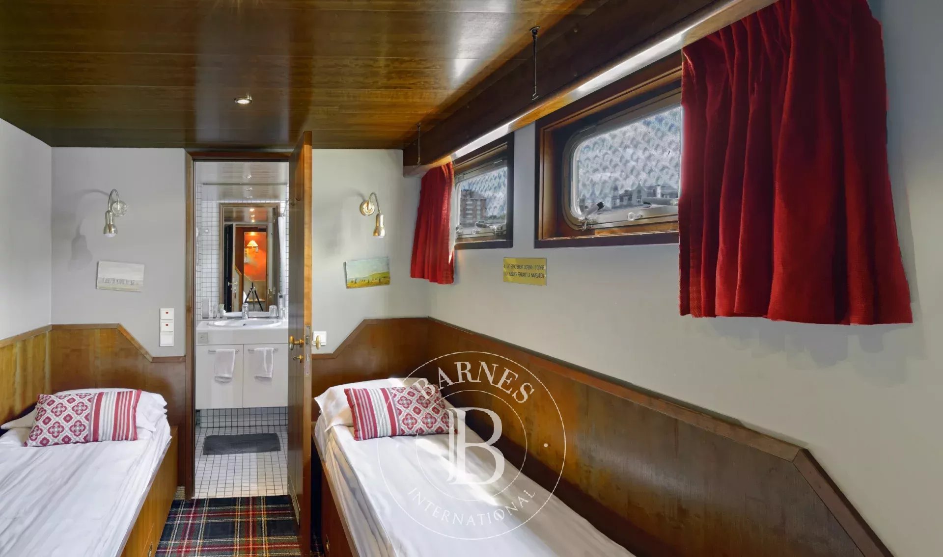 OPTION - Spacious and elegant 6-cabin houseboat