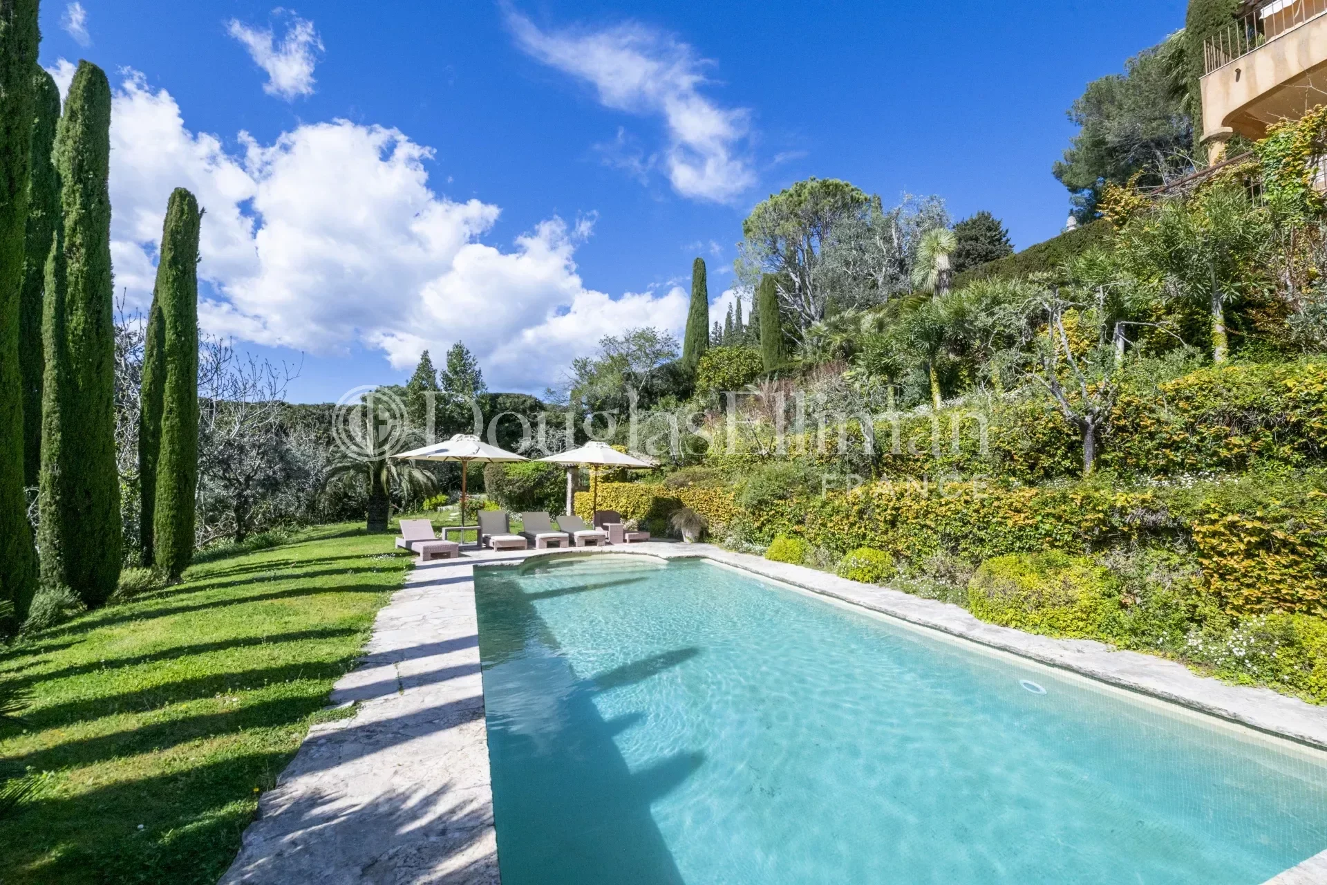 MOUGINS – Vue Mer et à pied du Vieux Village. - Image nᵒ3