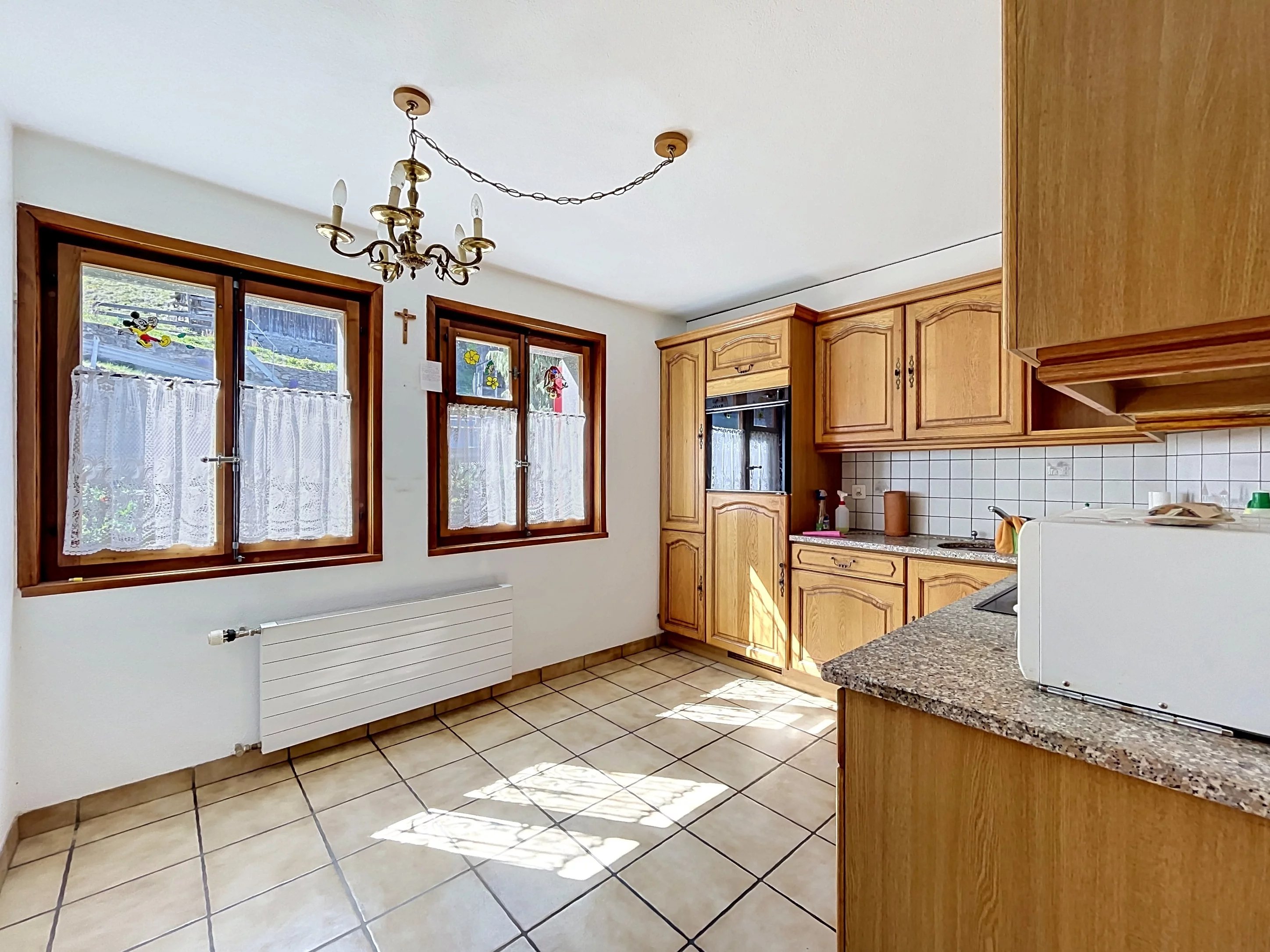 Grande maison avec 2 appartements et vaste garage