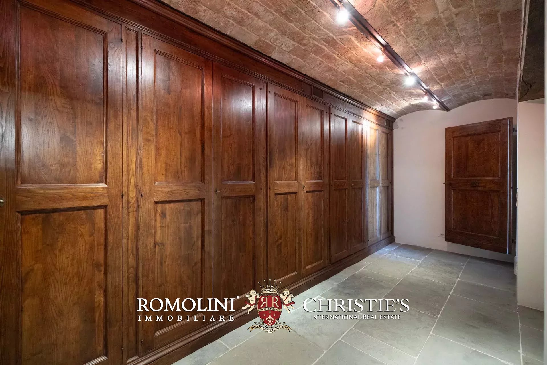 7 Bedroom Villa/Townhouse's Image 70