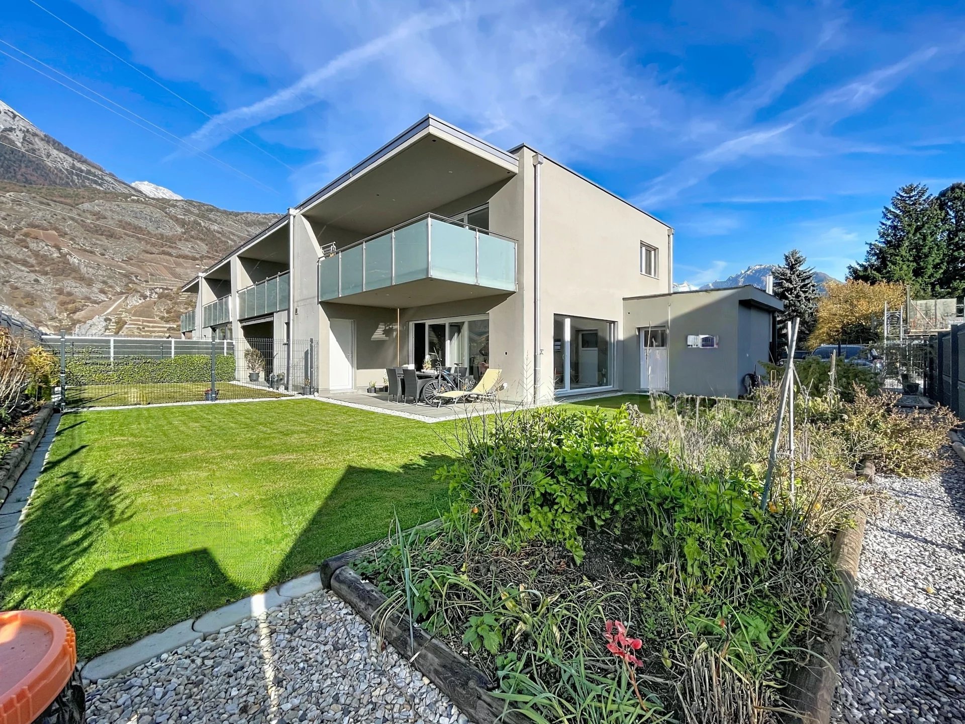 Maison moderne et jardin cosy