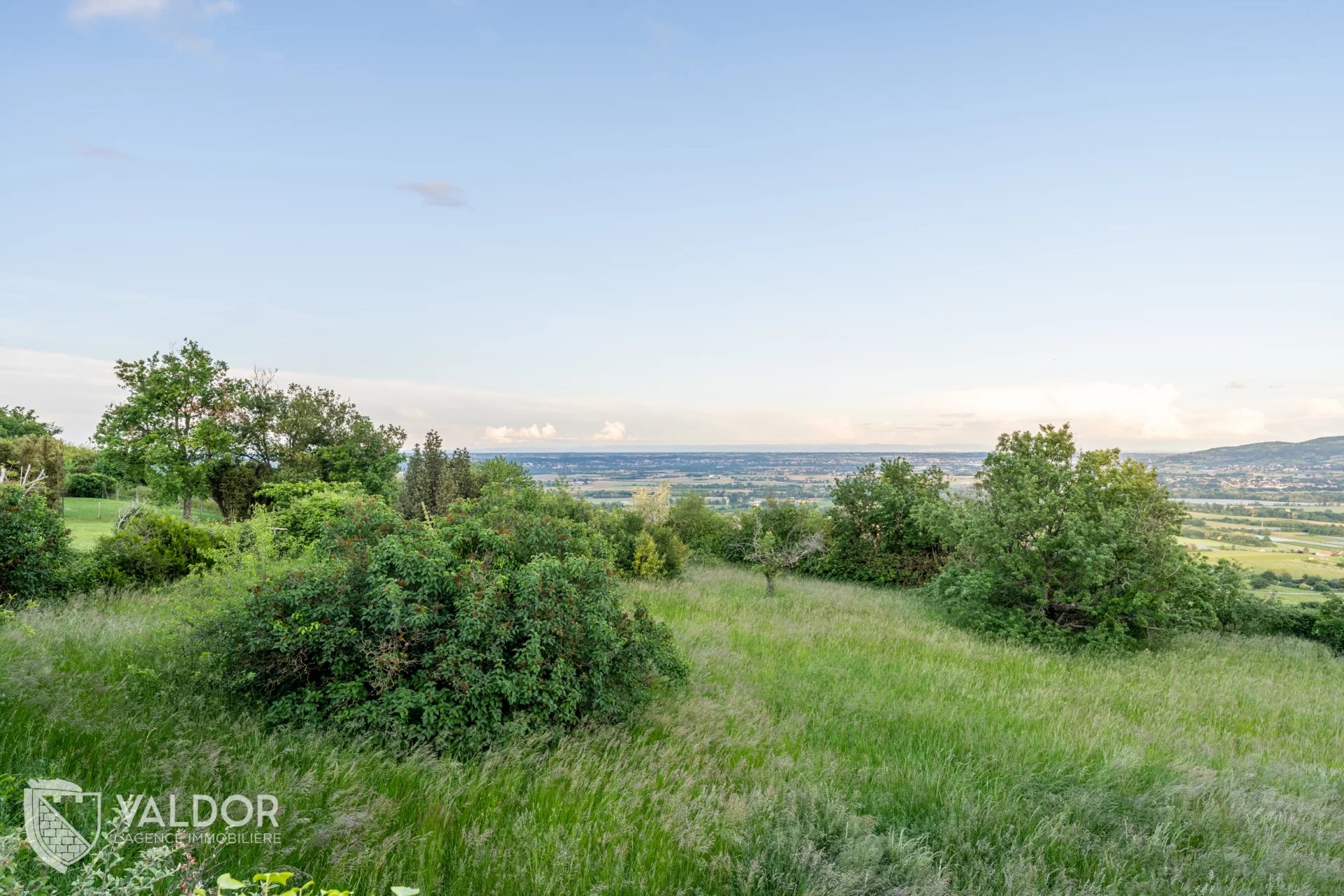 Terrain viabilisé avec vue dégagée dans un secteur privilégié