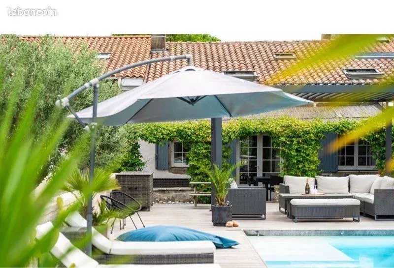 Maison de caractère entièrement rénovée de 212 m² avec gîte, piscine et terrain sans vis-à-vis