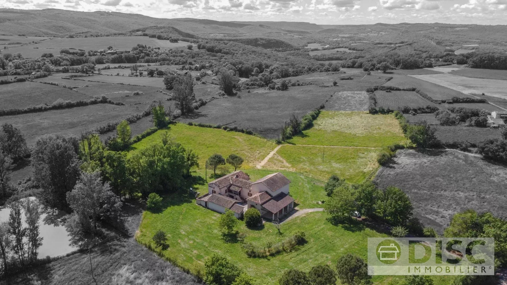 Beau corps de ferme avec cour interieure grand grange et 2,3 hectares de terrain. - Photo 2