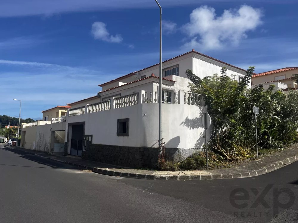 Moradia T4 no Porto Santo com Projeto de Renovação – Oportunidade Única num Paraíso Europeu!