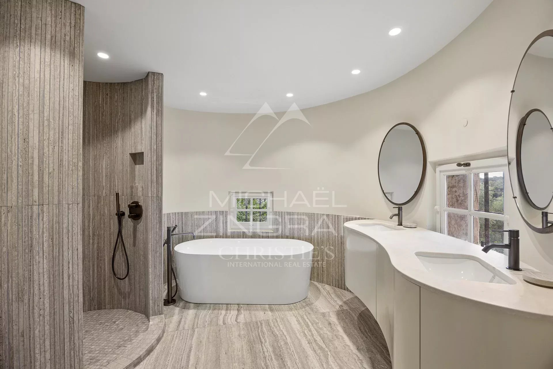 6 Bedroom Villa/Townhouse's Image 9