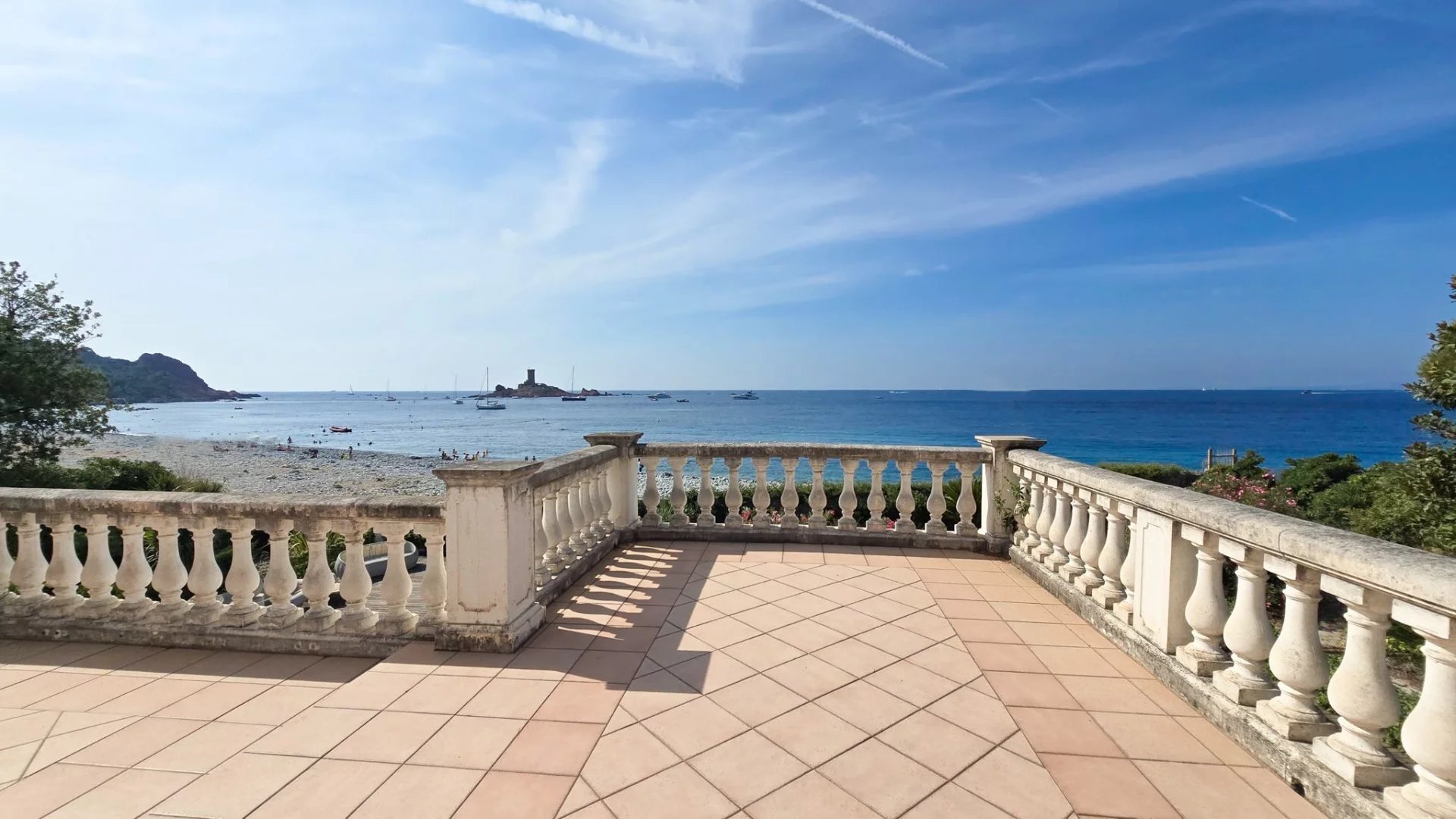 RARE  VILLA PIEDS DANS L´EAU  EN DOMAINE PRIVE A SAINT RAPHAEL