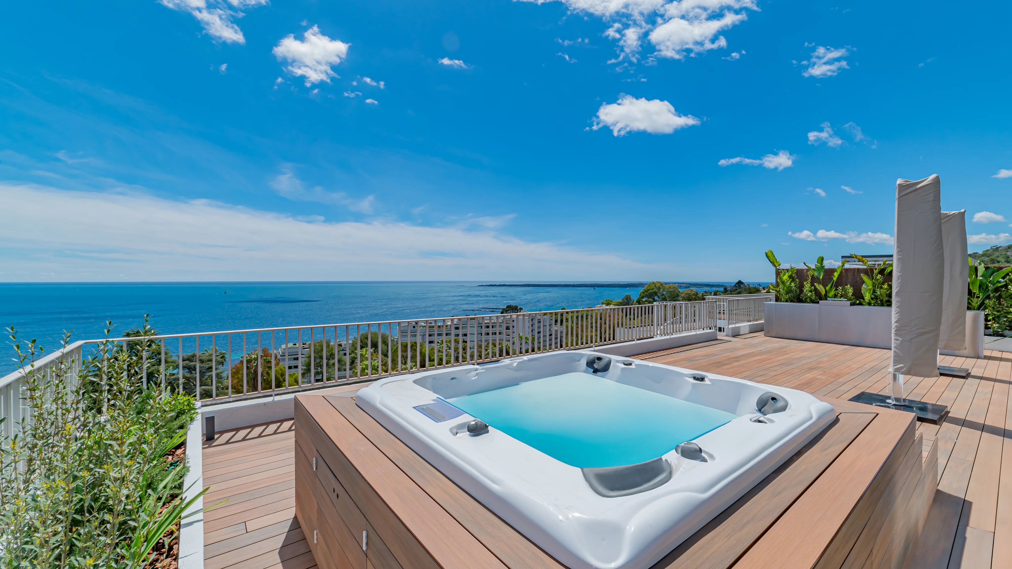 CALIFORNIA GOLFE JUAN-SOLE AGENT - Fabulous Penthouse with Panoramic Sea View