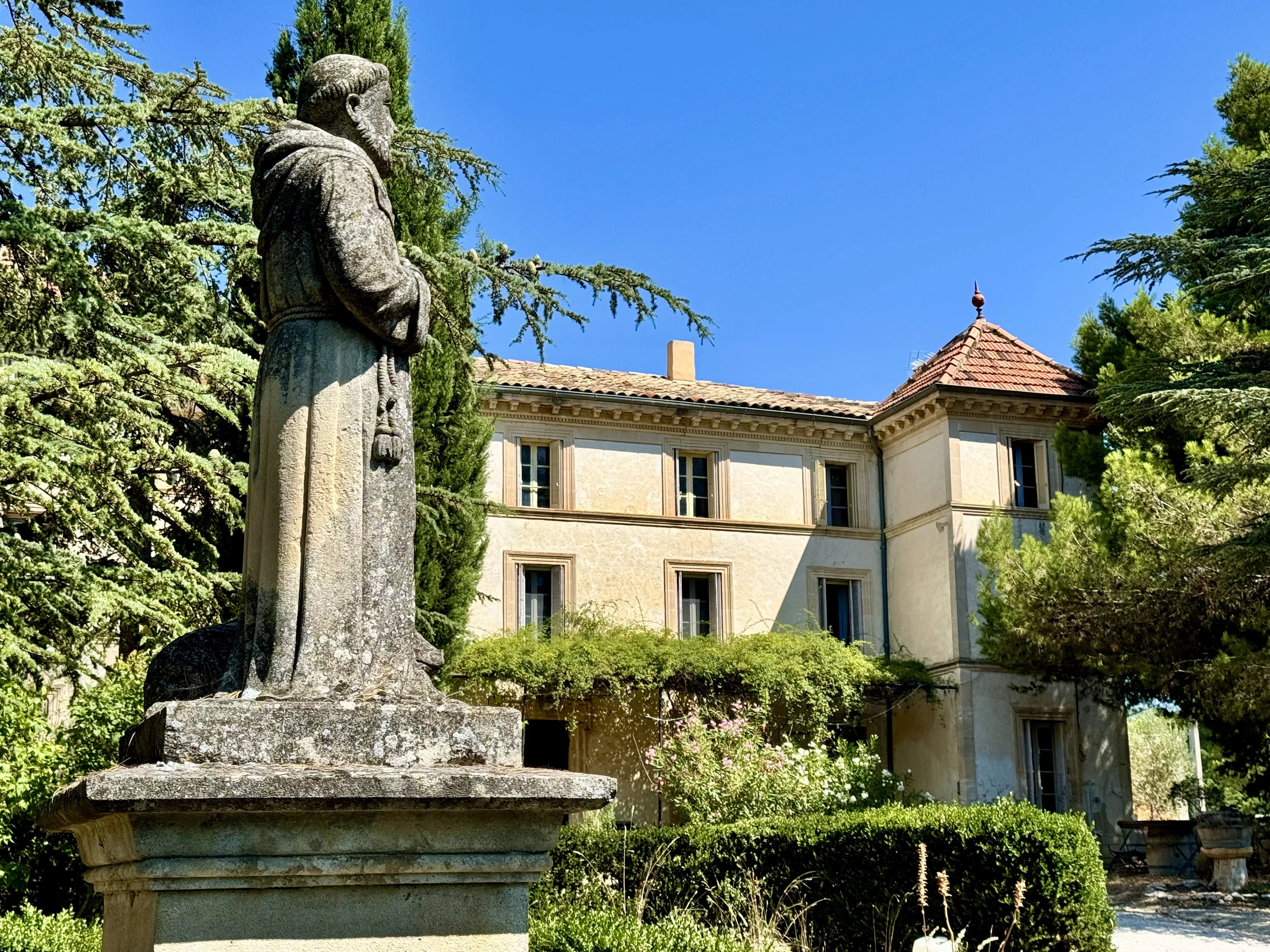 Château du XVIIIe siècle face au Luberon